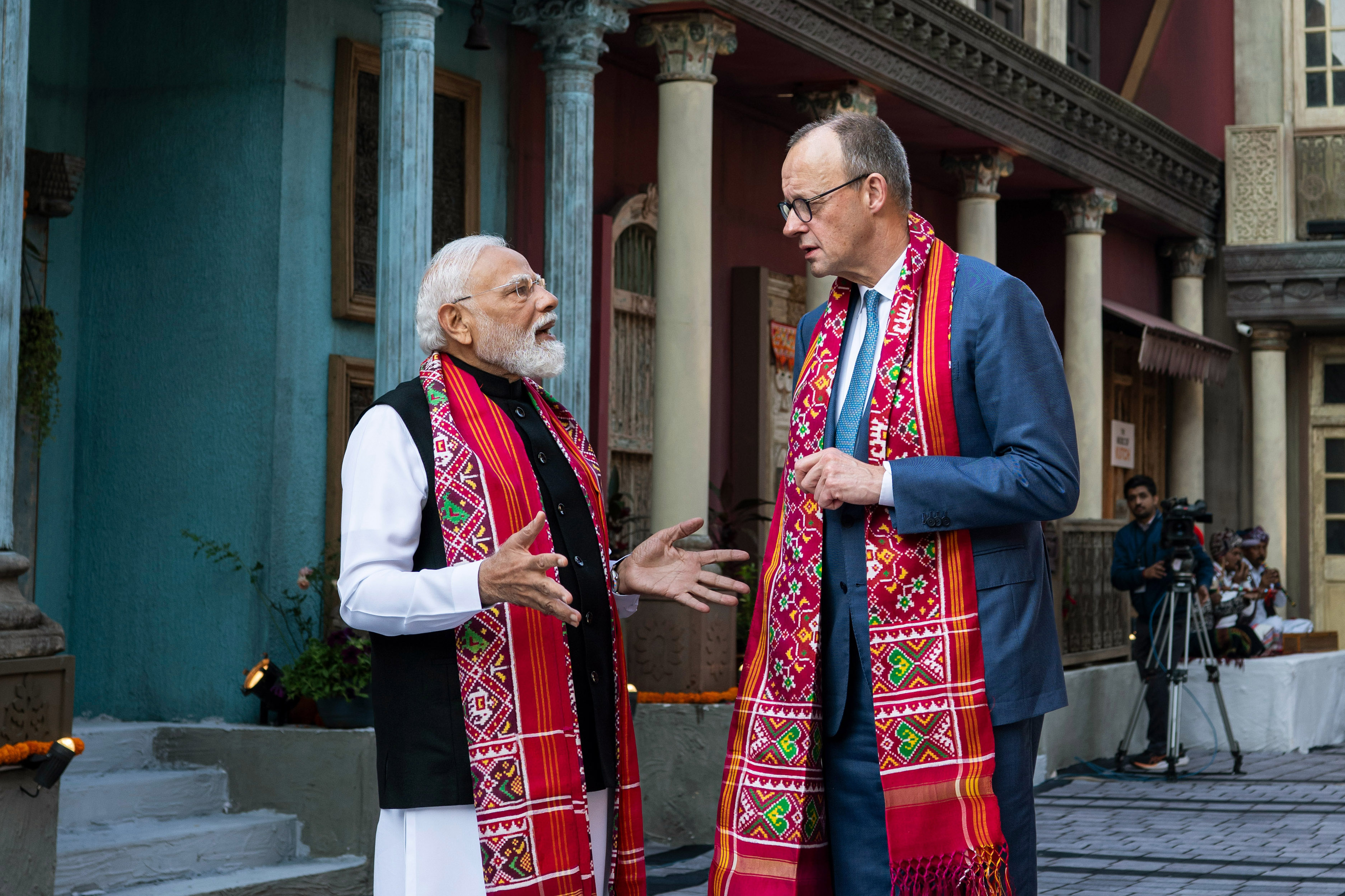 Das Foto zeigt Bundeskanzler Friedrich Merz im Gespräch mit Narendra Modi, Indiens Premierminister.