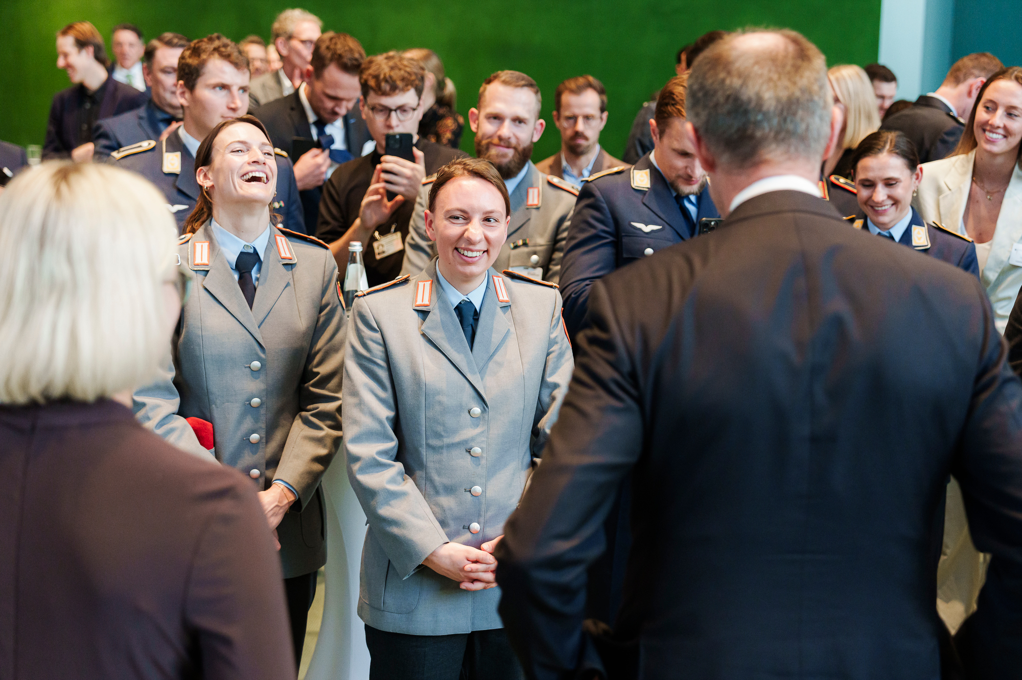 Das Foto zeigt Bundeskanzler Friedrich Merz mit Sportlerinnen und Sportlern bei einem Empfang im Bundeskanzleramt.