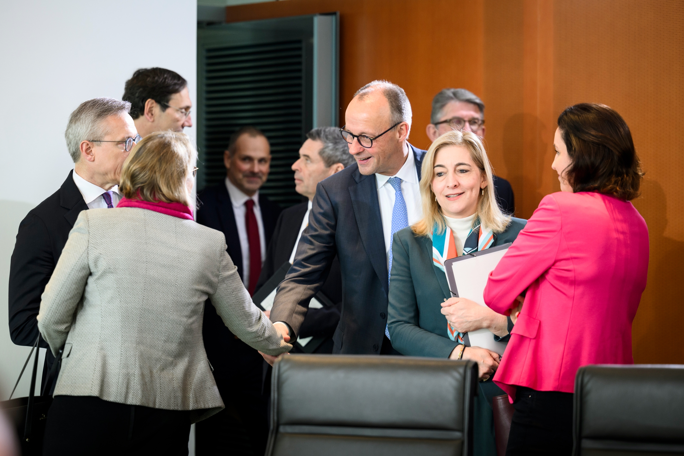 Das Foto zeigt Bundeskanzler Friedrich Merz zu Beginn einer Kabinettssitzung mit Kolleginnen und Kollegen.