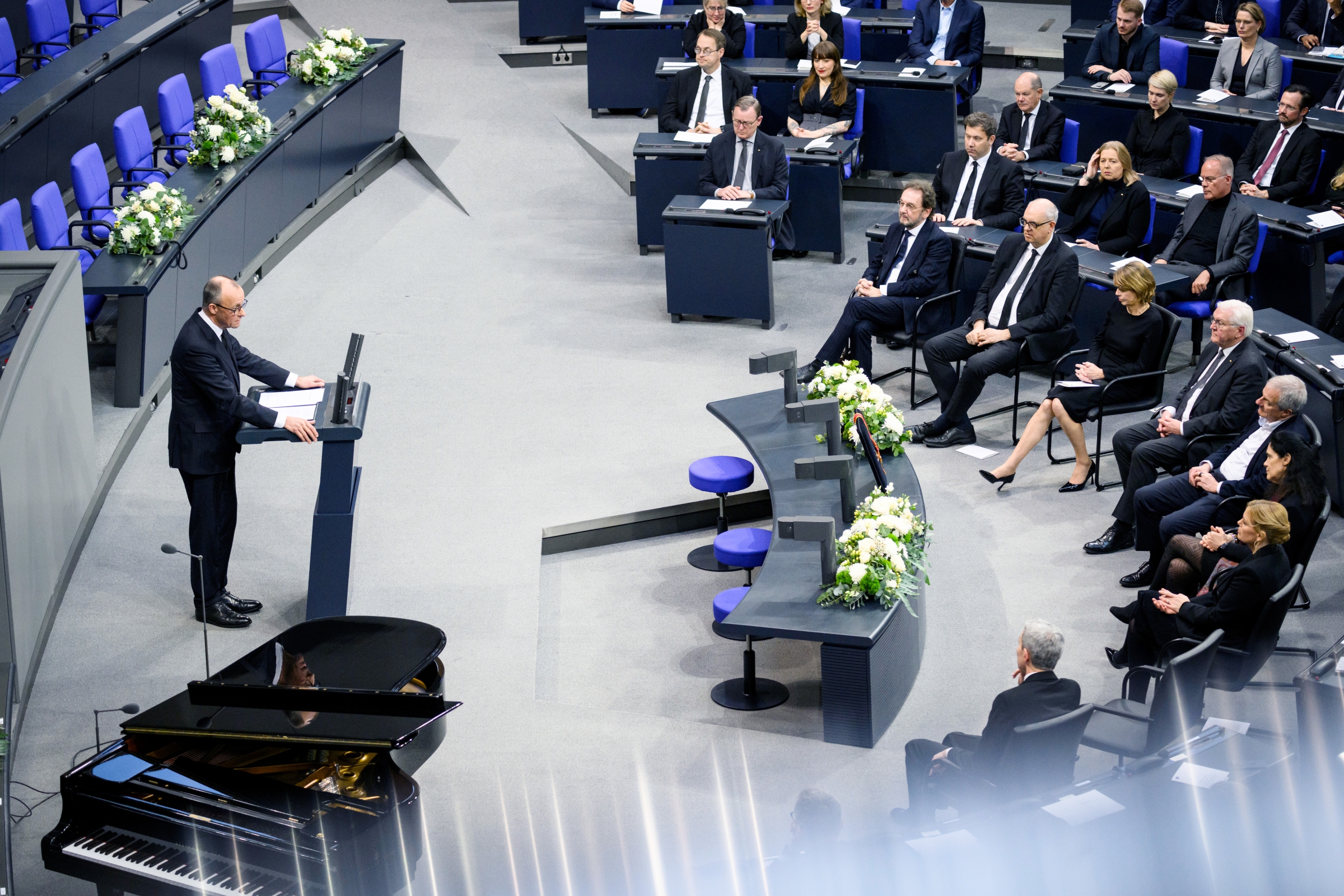 Bundeskanzler Friedrich Merz am Rednerpult beim Trauerstaatsakt für Rita Süssmuth im Bundestag.