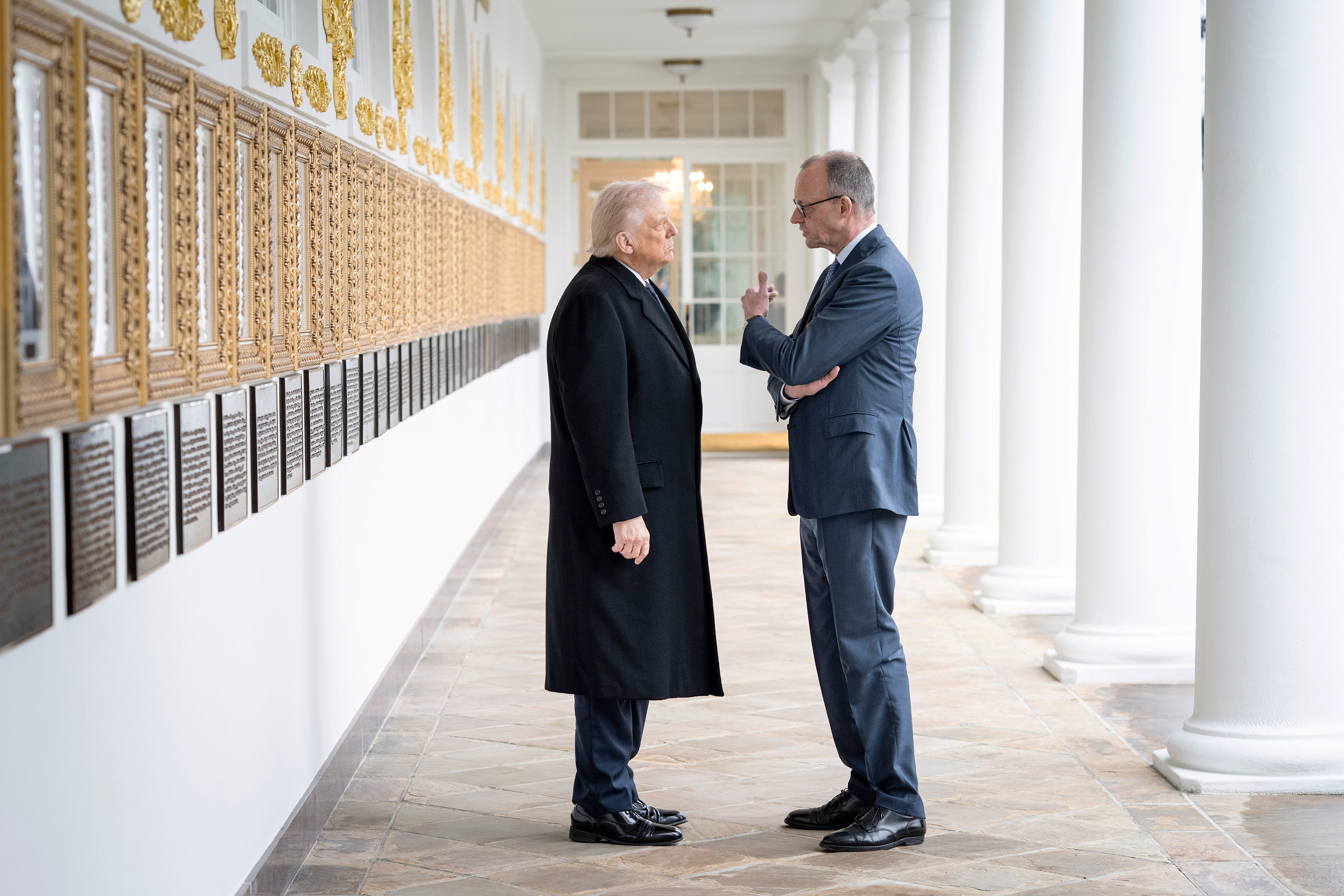 Das Foto zeigt Bundeskanzler Friedrich Merz im Gespräch mit US-Präsident Donald Trump.