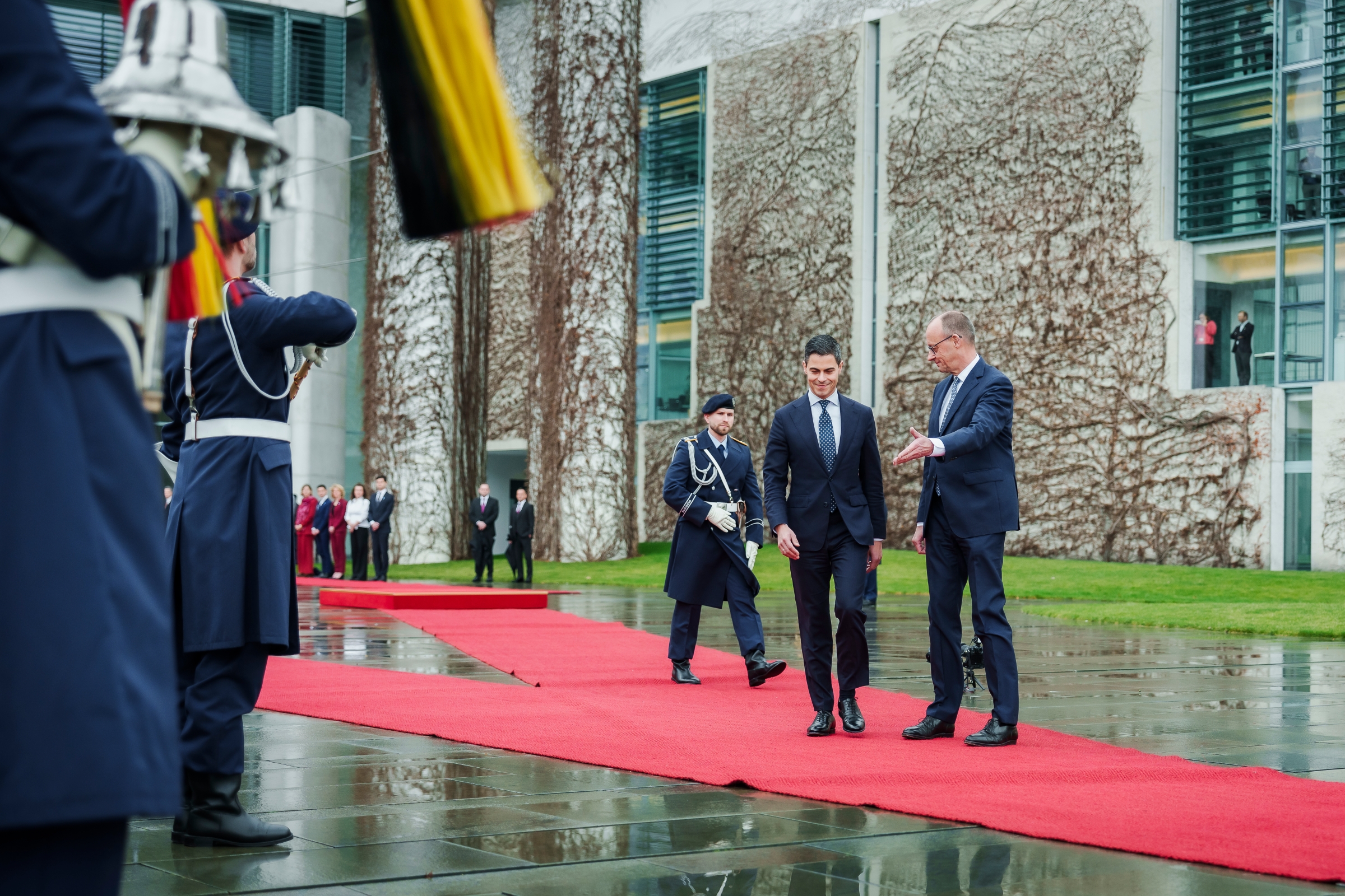 Bundeskanzler Friedrich Merz mit Rob Jetten, Ministerpräsident der Niederlande, bei der Begrüßung mit militärischen Ehren.