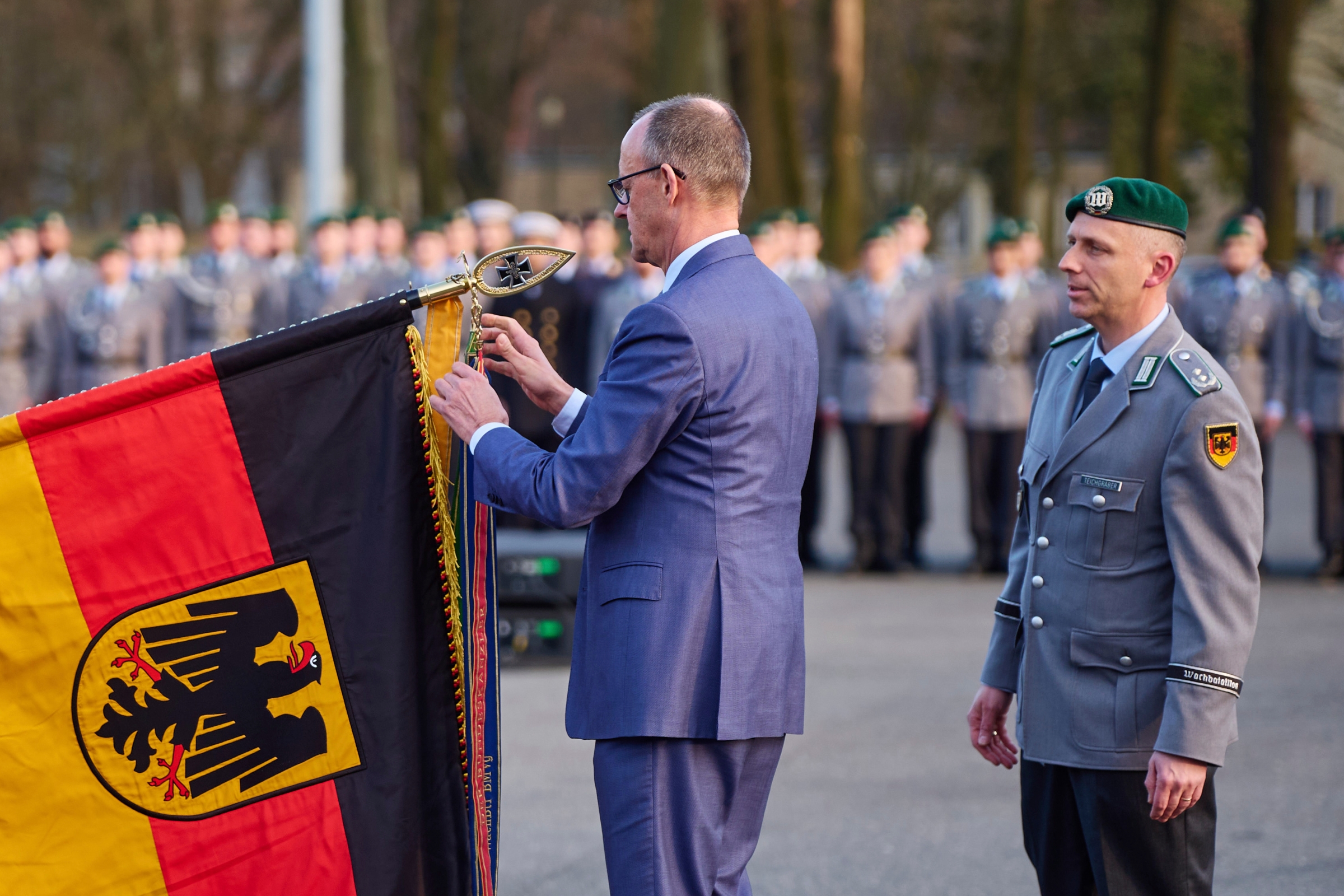 Bundeskanzler Friedrich Merz bei der Verleiohung eines Fahnebandes an das Wachbataillon.