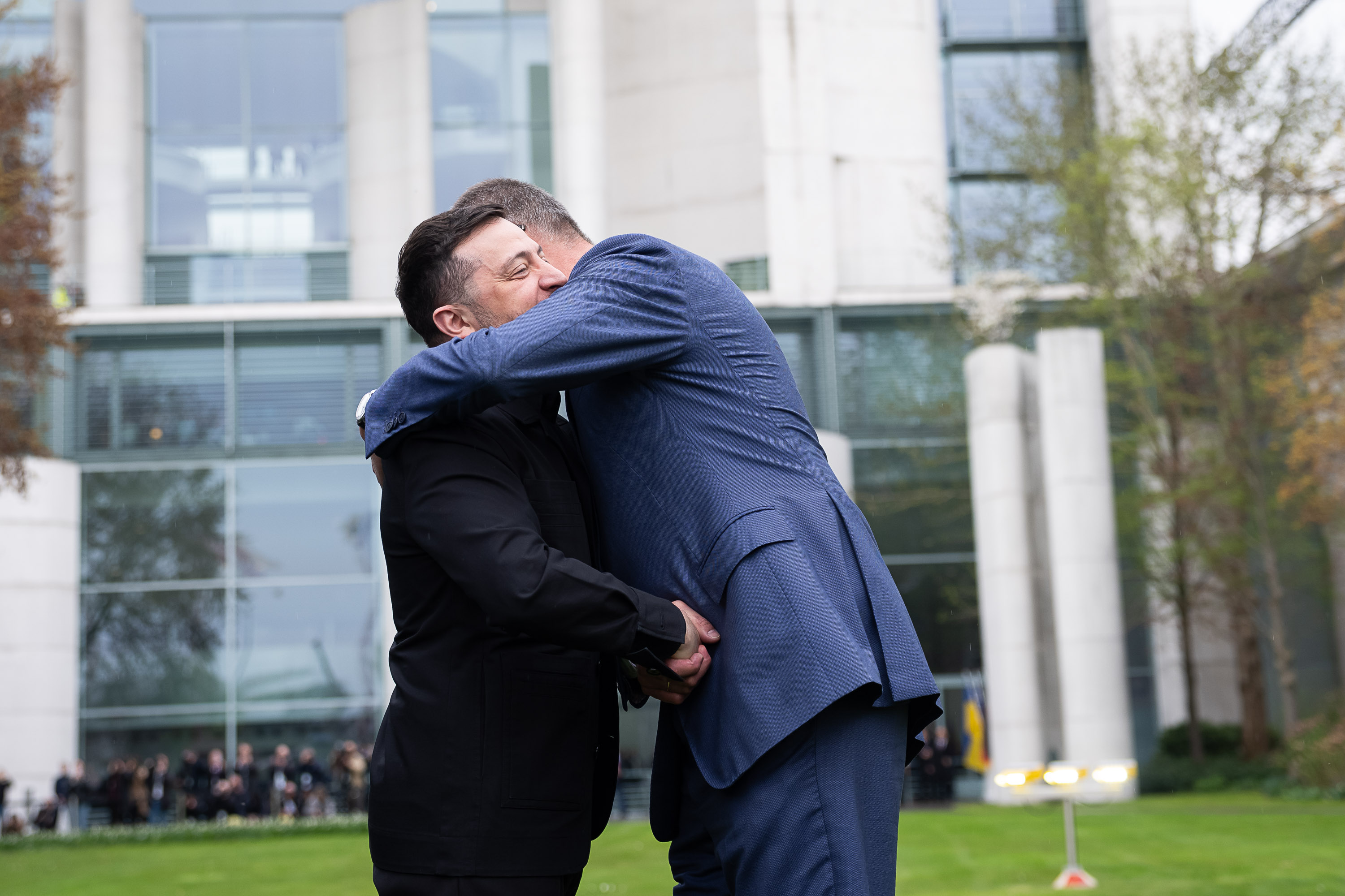 Kanzler Merz umarmt Präsident Selenskyj am Kanzleramt.