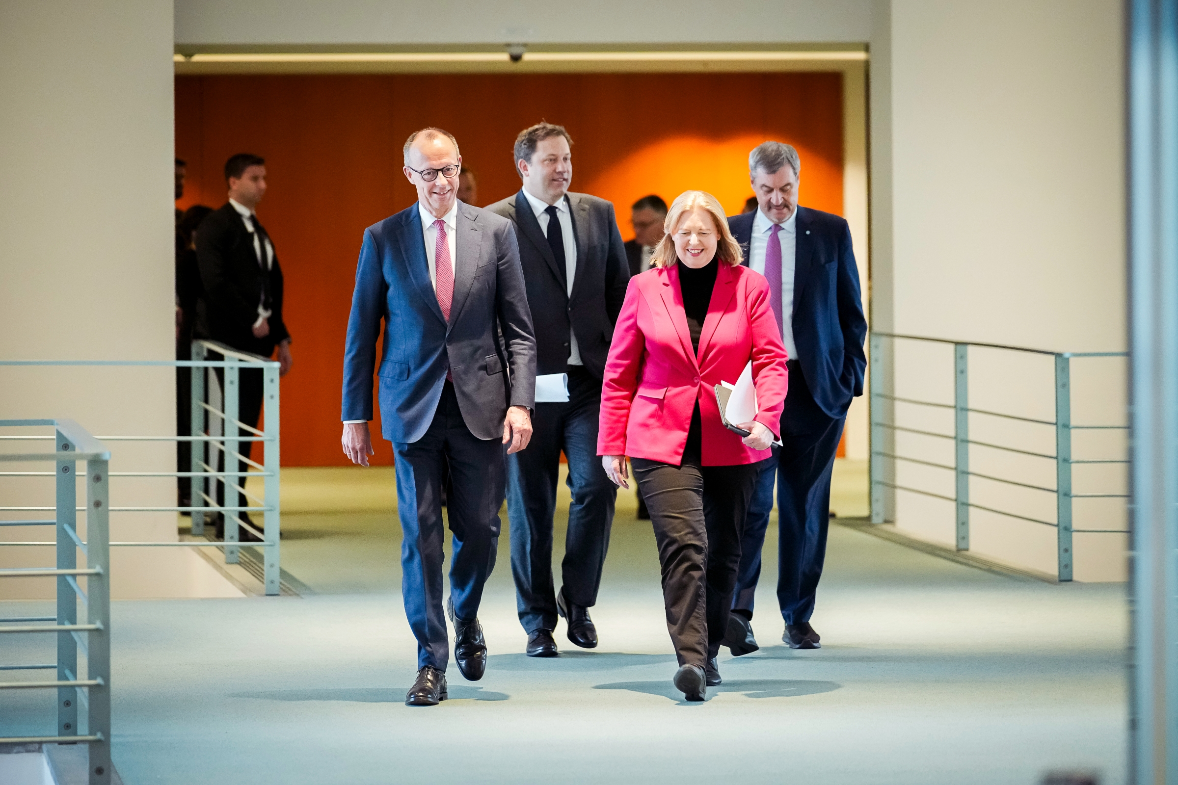 Bundeskanzler Friedrich Merz, Finanzminister Klingbeil, Arbeitsministerin Bas und der CSU-Vorsitzende Söder kommen zu einer Pressekonferenz im Bundeskanzleramt.