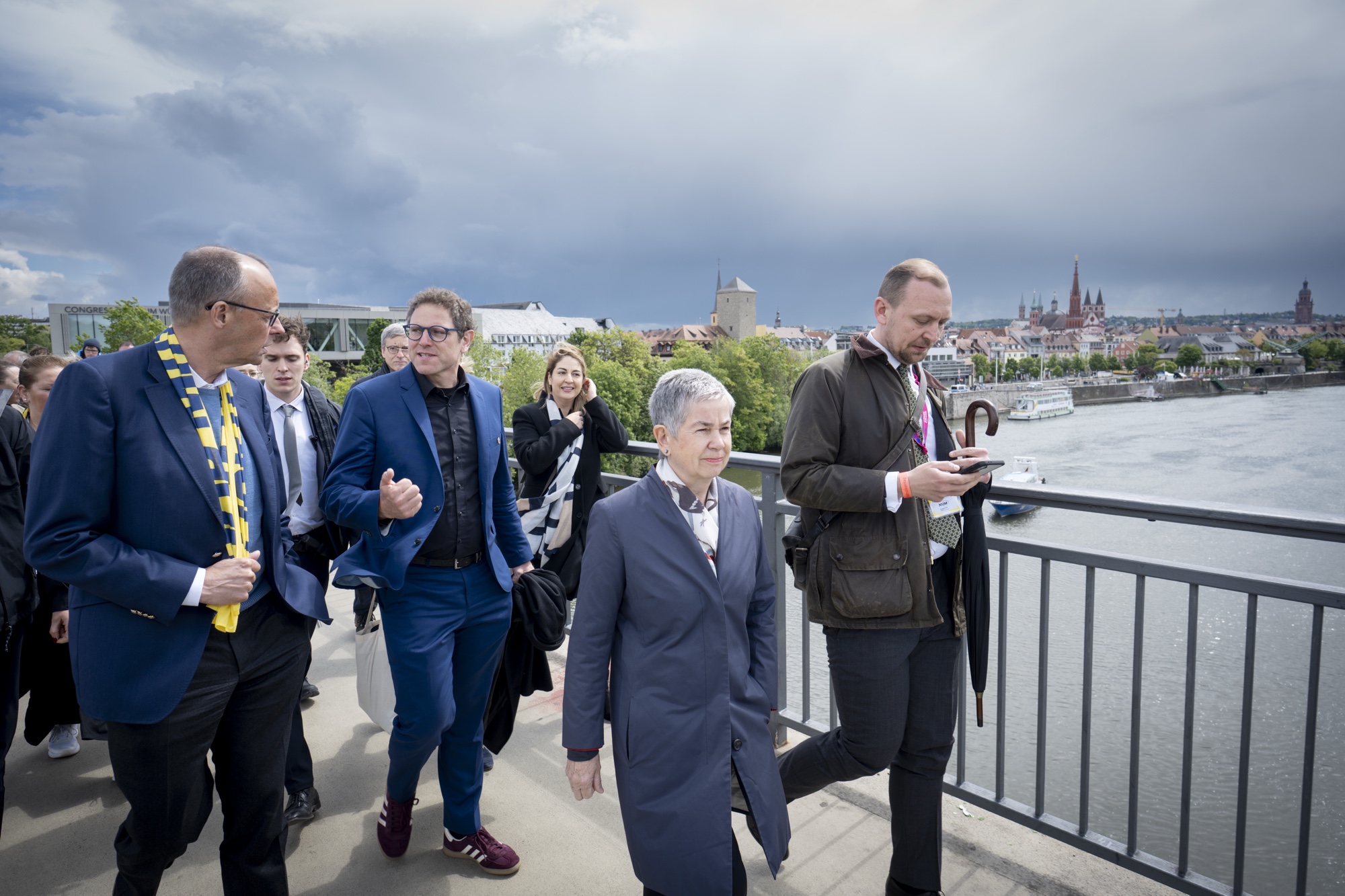 Bundeskanzler Friedrich Merz im Gespräch mit Martin Heilig, Oberbürgermeister von Würzburg, beim Katholikentag.
