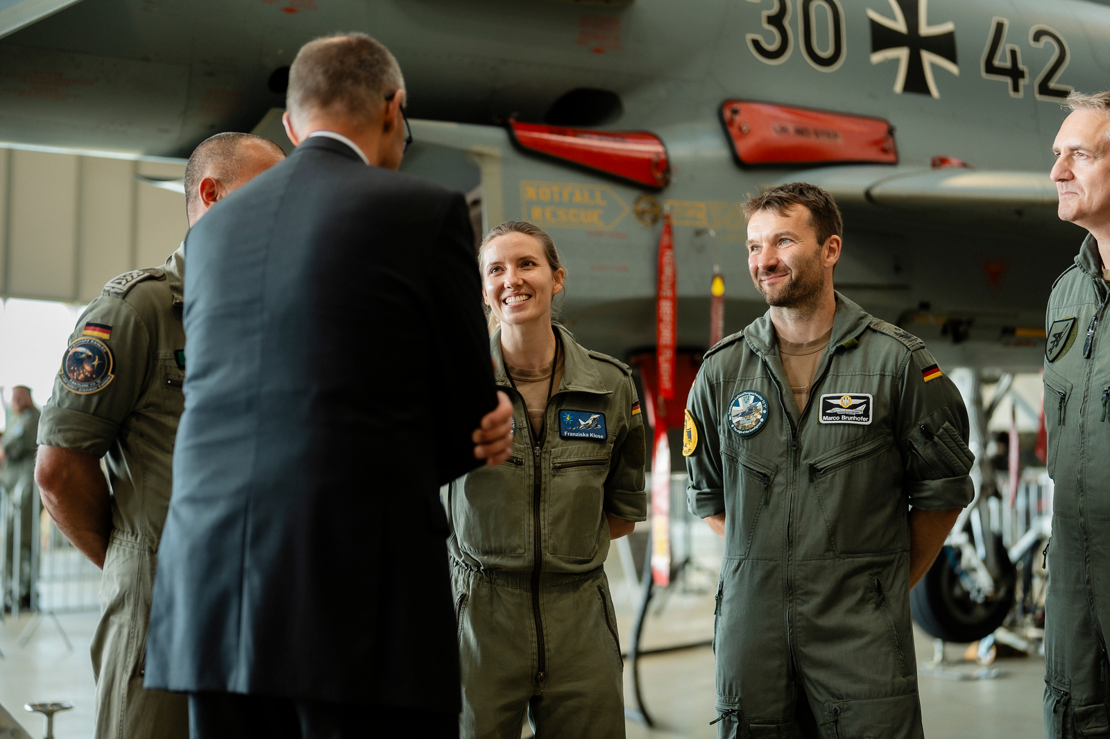 Kanzler mit Soldatin und Soldat in Rostock-Laage