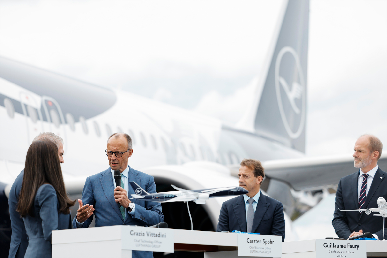 Bundeskanzler Friedrich Merz bei der internationalen Luft- und Raumfahrtmesse am Flughafen BER.