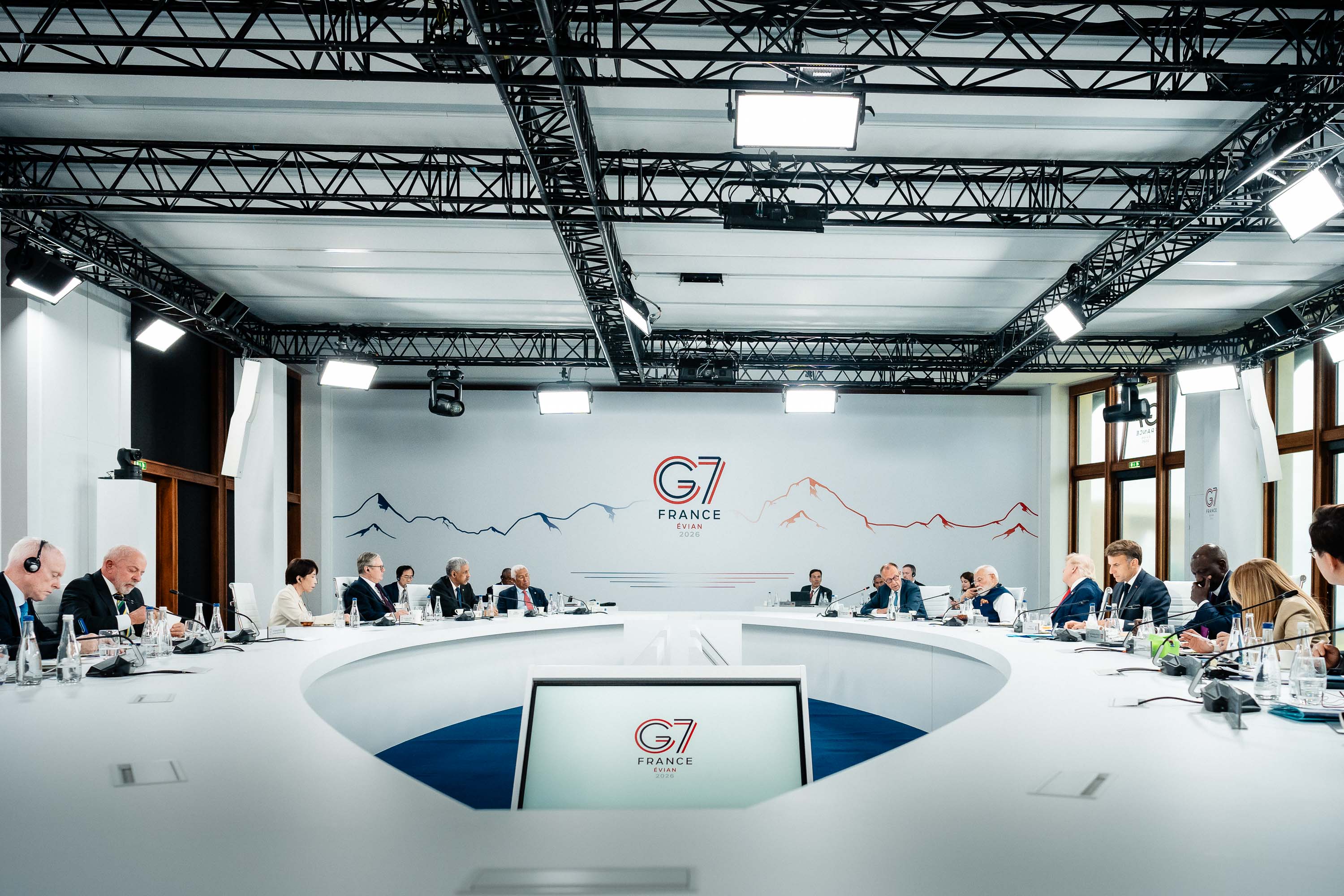 Die Staats- und Regierungschefs der G7 plus weitere Vertreterinnen und Vertreter von europäischen Organisationen sitzen an einem Tisch.