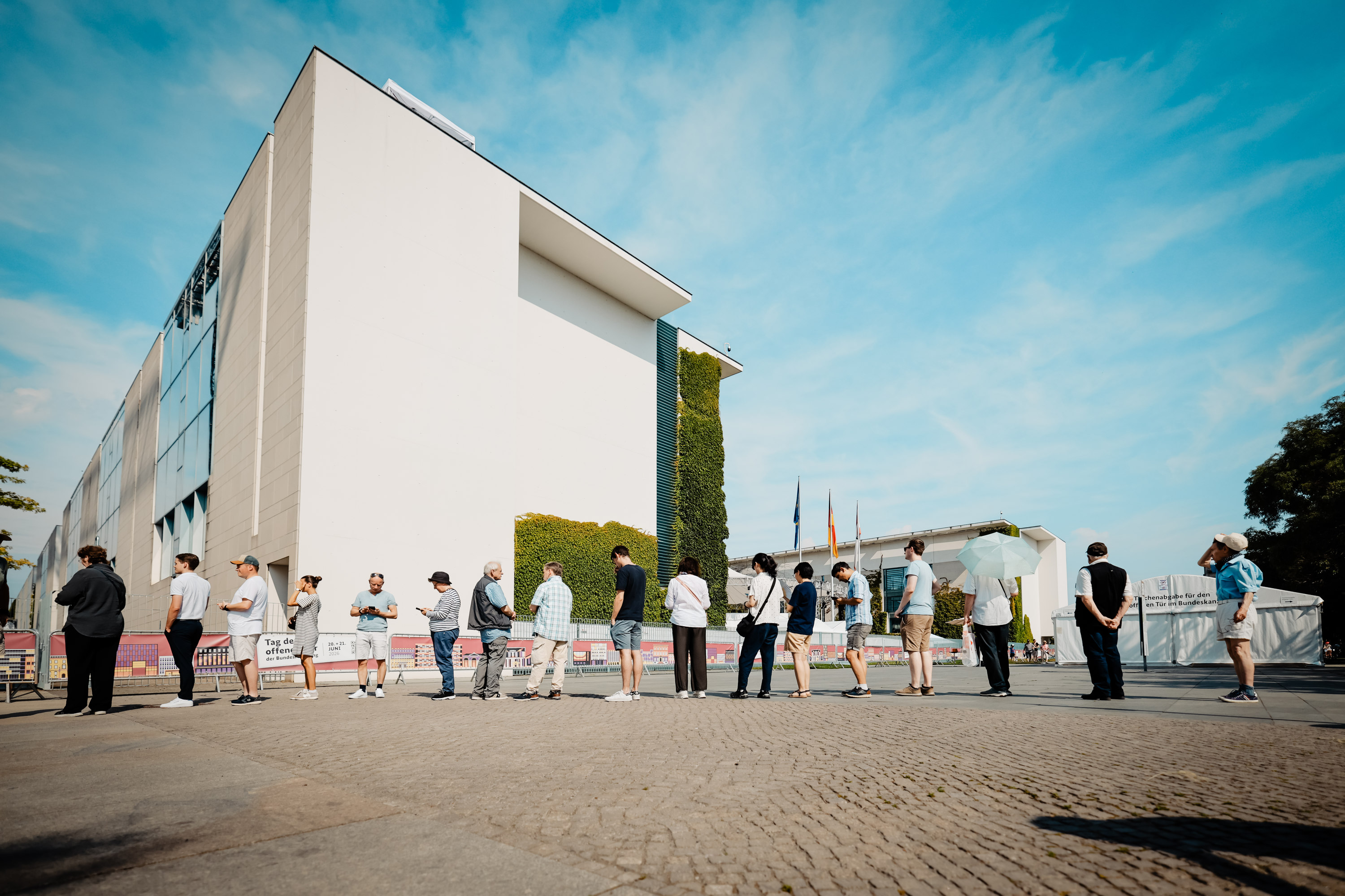 Wartende Besucherinnen und Besucher vor dem Bundeskanzleramt.