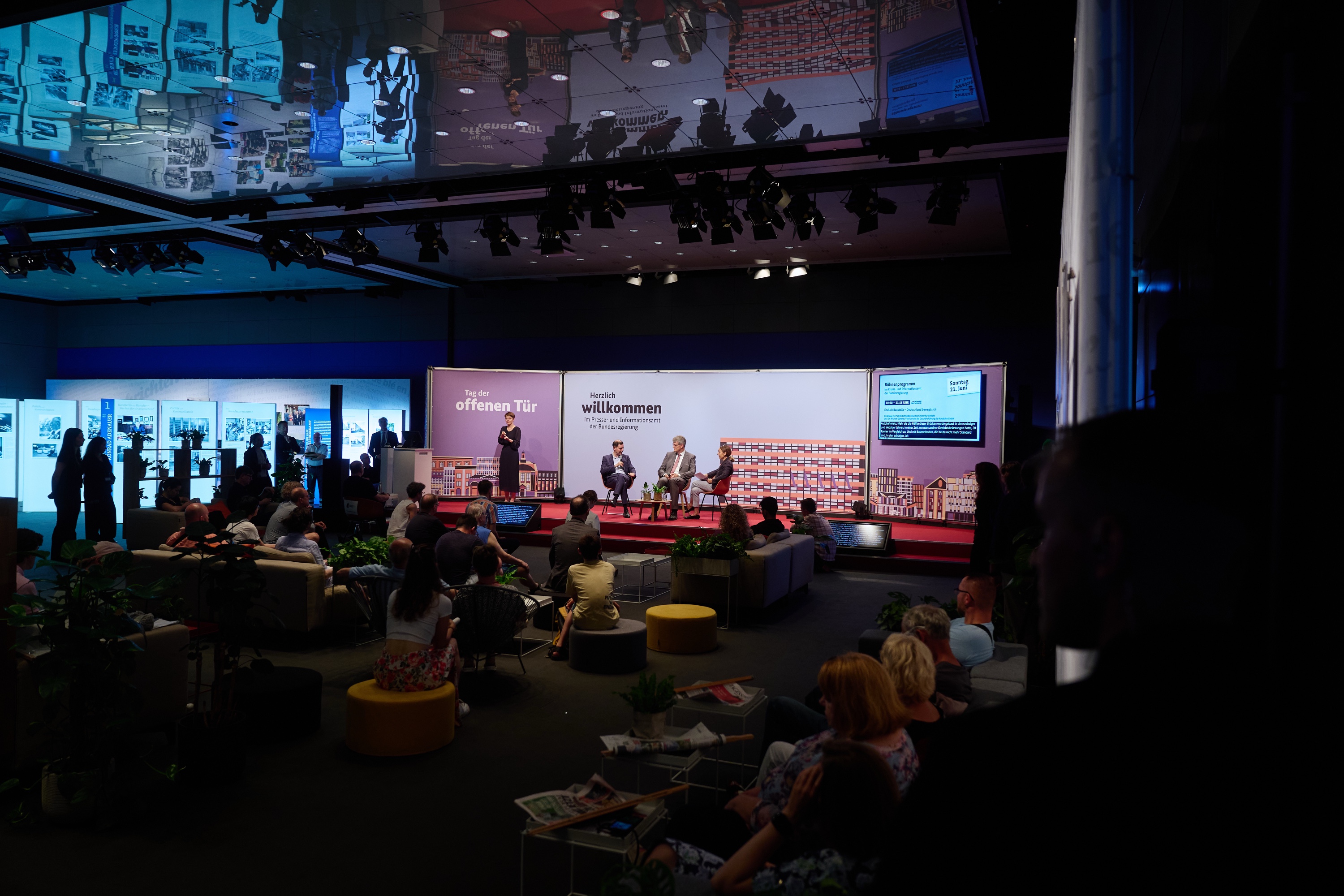 Besucherinnen und Besucher in der Presselounge beim Tag der offenen Tür im Bundespresseamt.