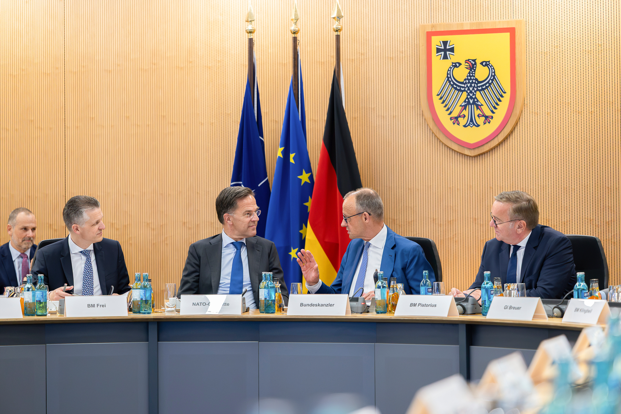 Bundeskanzler Friedrich Merz mit Nato-Generalsekretär Mark Rutte, Verteidigungsminister Pistorius und Kanzleramtschef Frei am Kabinettstisch im Verteidigungsministerium.. 