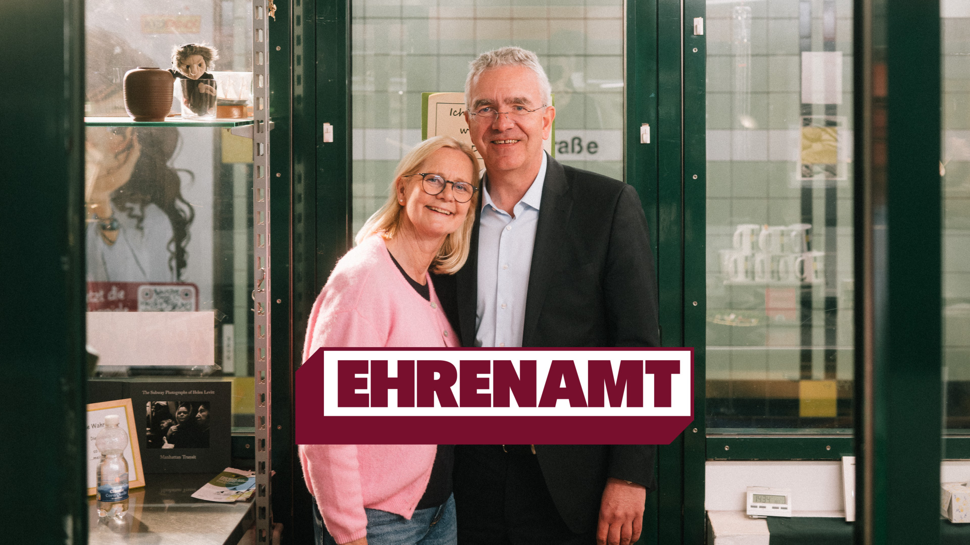 Mann und Frau, Arm in Arm