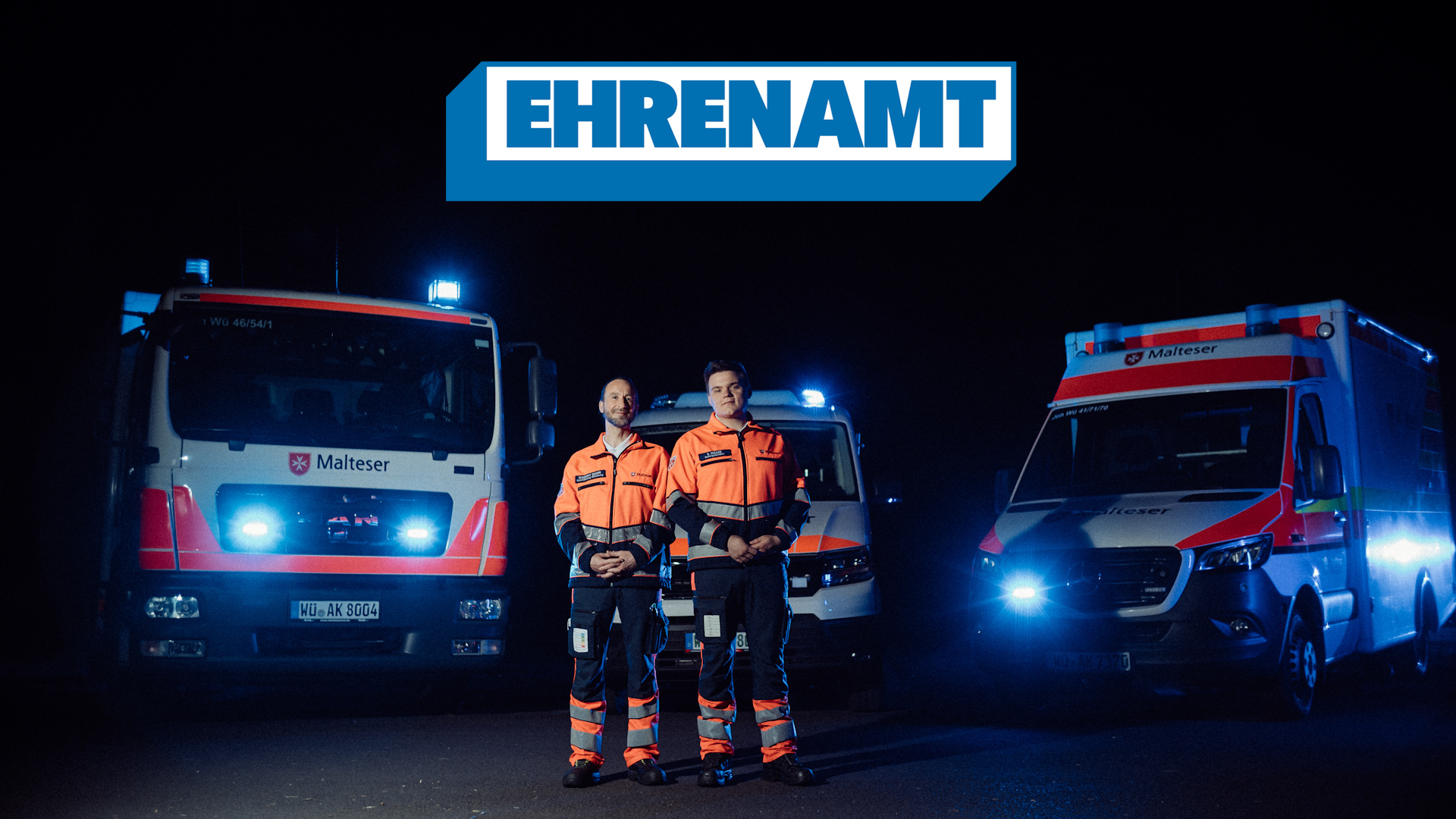 Notärzte stehen bei Nacht vor Krankenwägen.