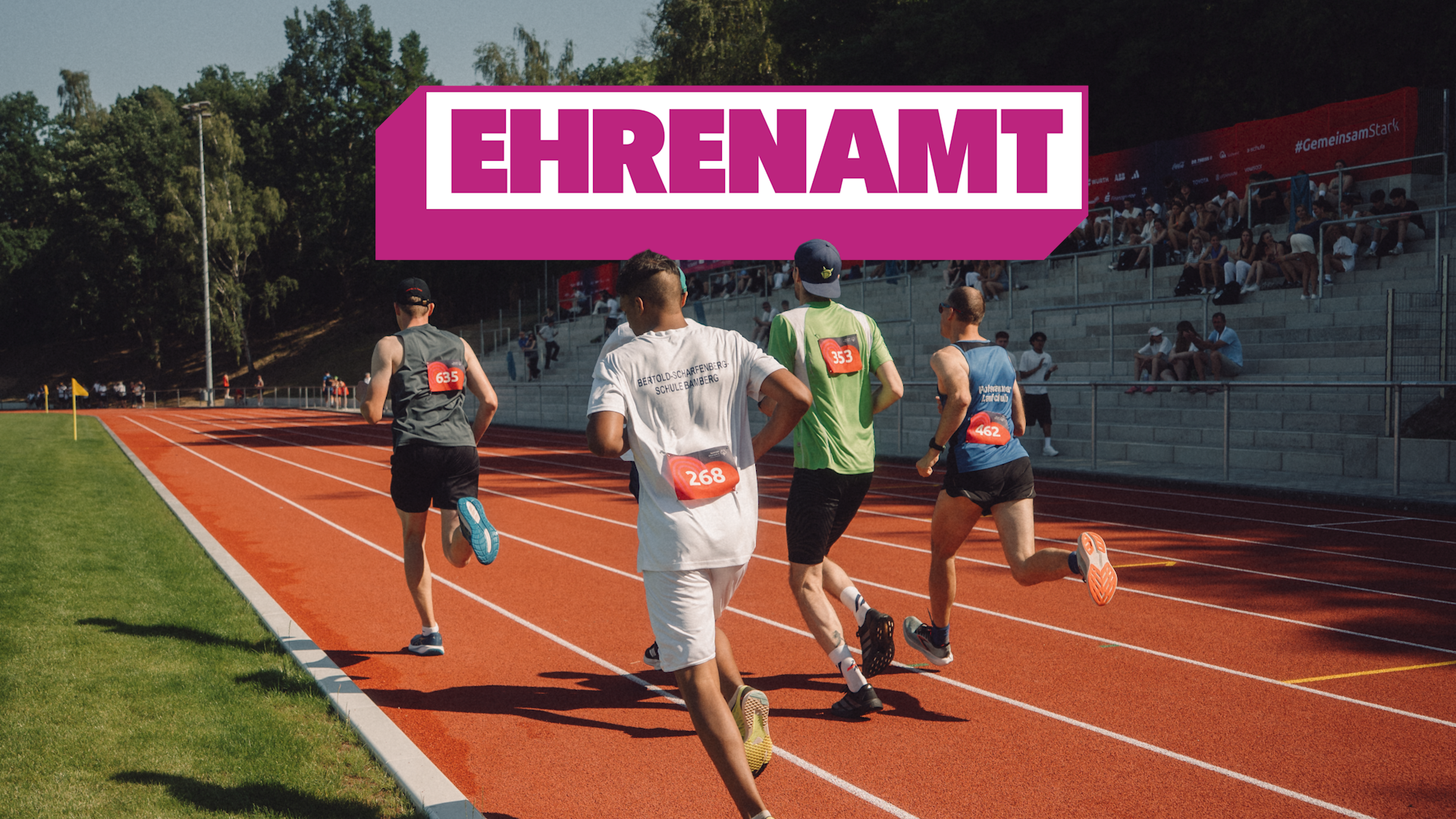 Jugendlich von hinten, die auf einem Sportplatz joggen
