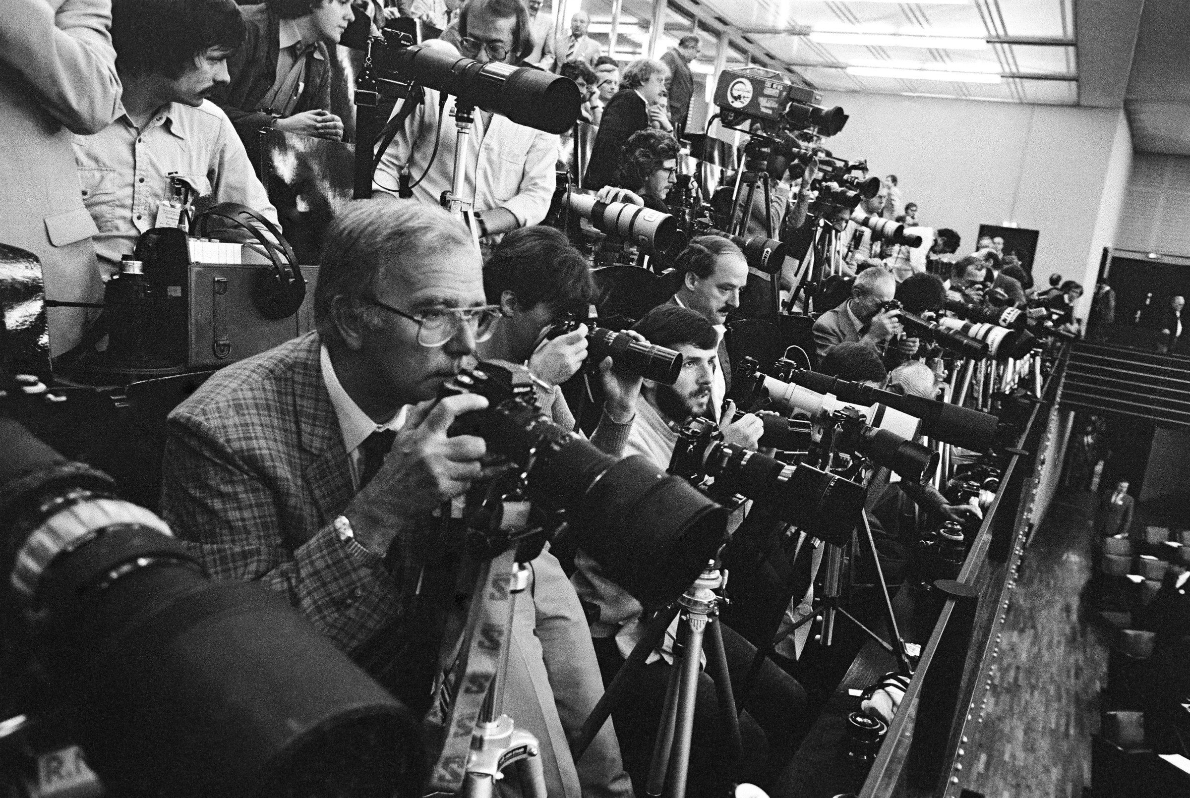 Schwarz-weiß-Fotografie aus dem Jahr 1982 zeigt Journalisten auf der Pressetribüne im Deutschen Bundestag.