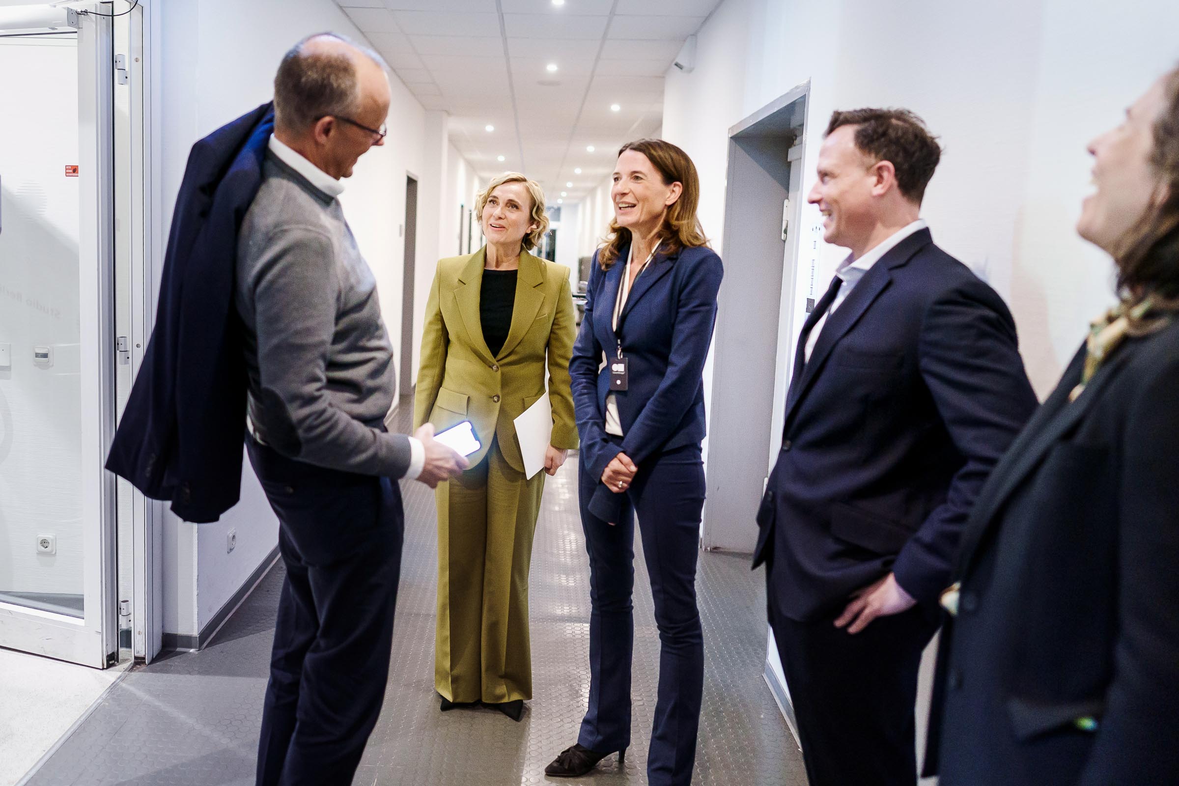 Bundeskanzler Friedrich Merz im Gespräch mit den Journalistinnen Caren Miosga und Juliane von Schwerin.