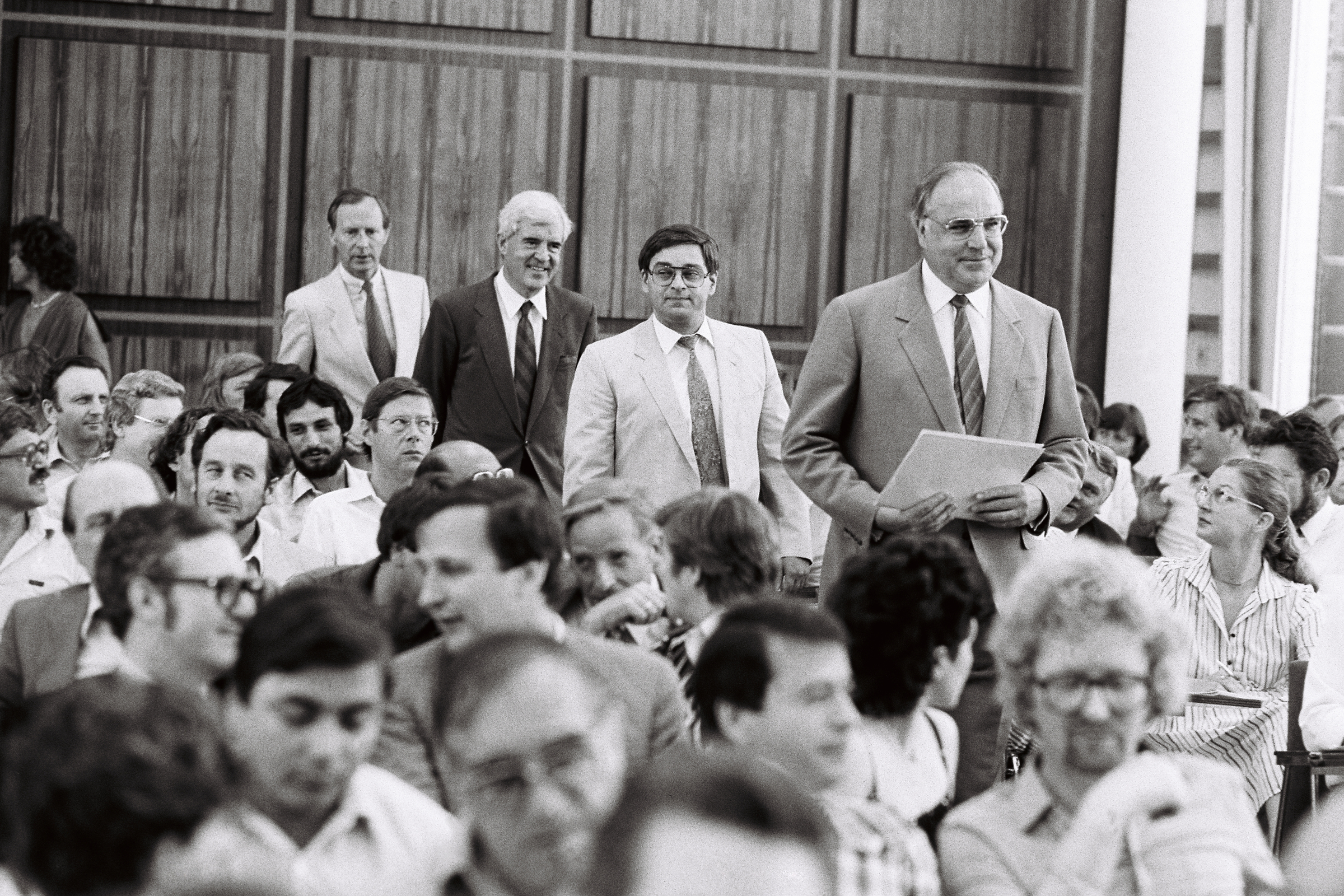 Schwarz-weiß-Fotografie aus dem Jahr 1983 zeigt Bundeskanzler Helmut Kohl, der nach der Sommerpause zur ersten Pressekonferenz in den Saal der Bundespressekonferenz kommt.
