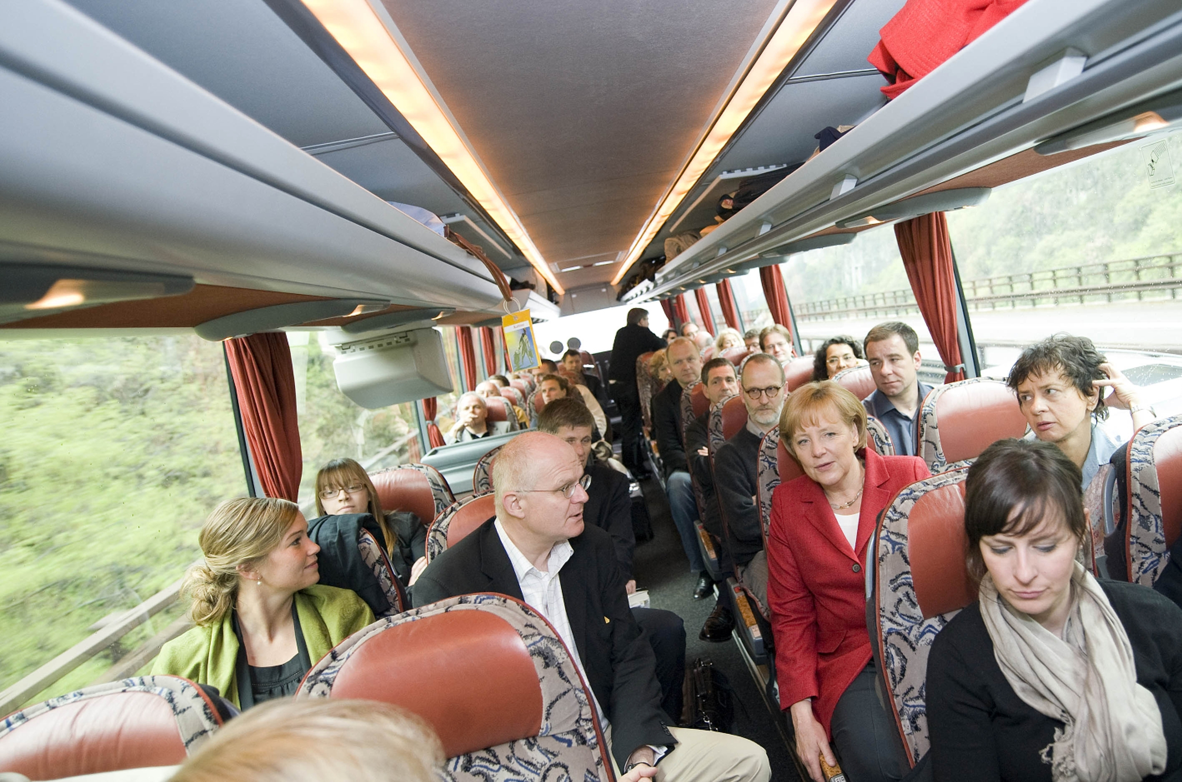 Bundeskanzlerin Angela Merkel im Gespräch mit Journalisten im Bus.
