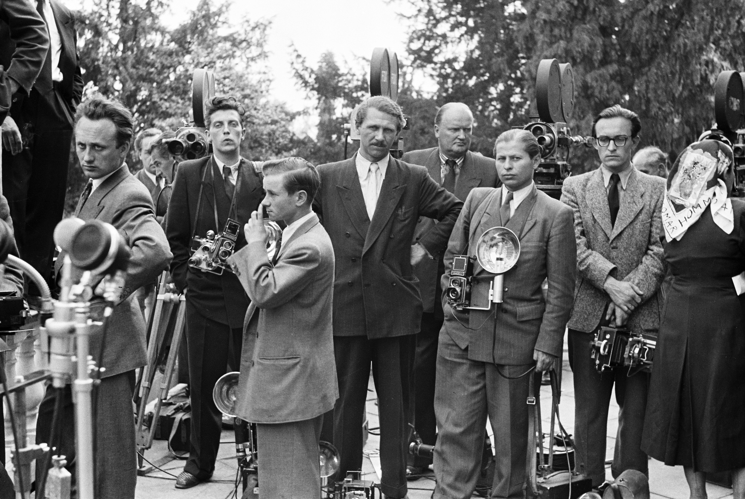 Schwarz-weiß-Fotografie aus den 1950er Jahren zeigt wartenden Fotografen bei einem Staatsbesuch.