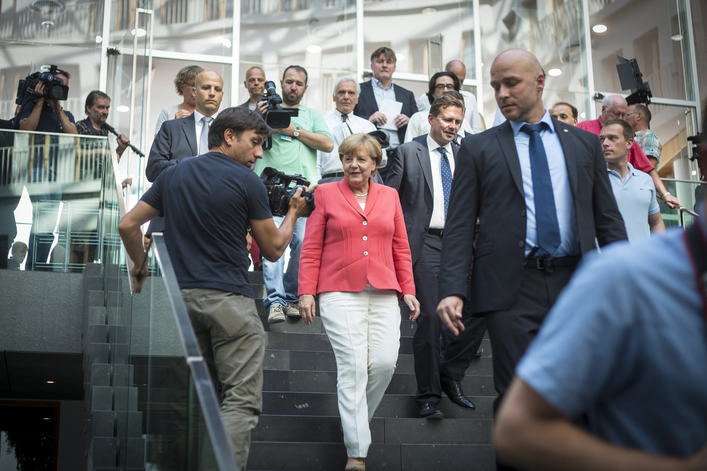 Bundeskanzlerin Angela Merkel auf einer Treppe im Haus der Bundespressekonferenz.