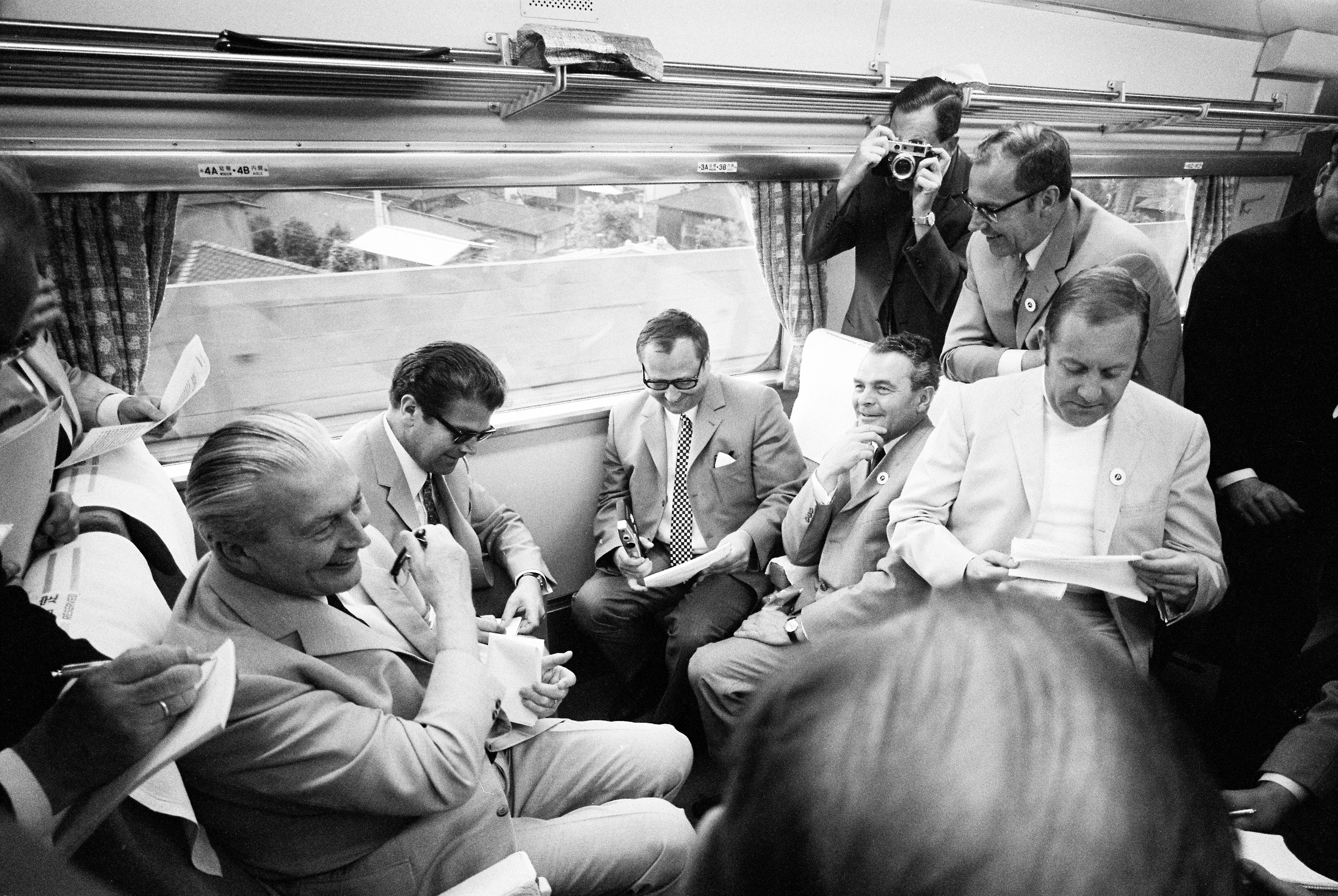 Schwarz-weiß-Fotografie aus dem Jahr 1969 zeigt Bundeskanzler Kurt Georg Kiesinger, der während der Fahrt mit dem Super-Express „Kodama“ von Atami nach Tokio Interviews gibt..