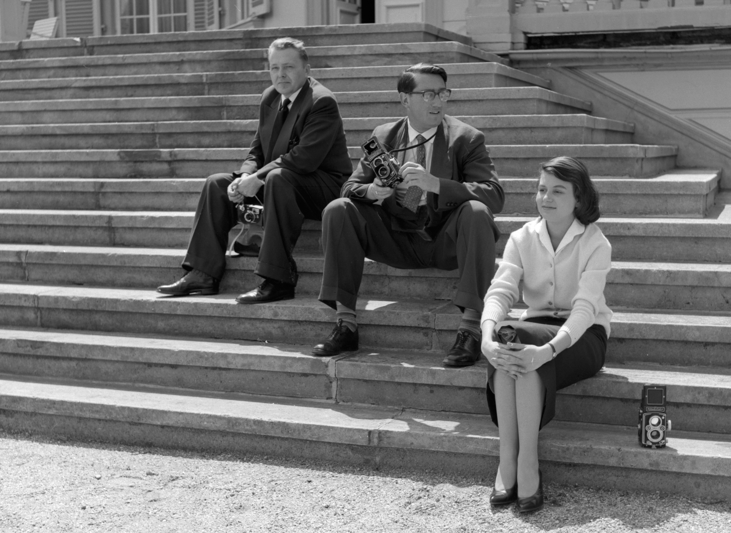 Schwarz-weiß-Fotografie aus dem Jahr 1958 zeigt Bundeskanzler Konrad Adenauer im Gespräch mit Vertretern des Vereins der Auslandspresse.