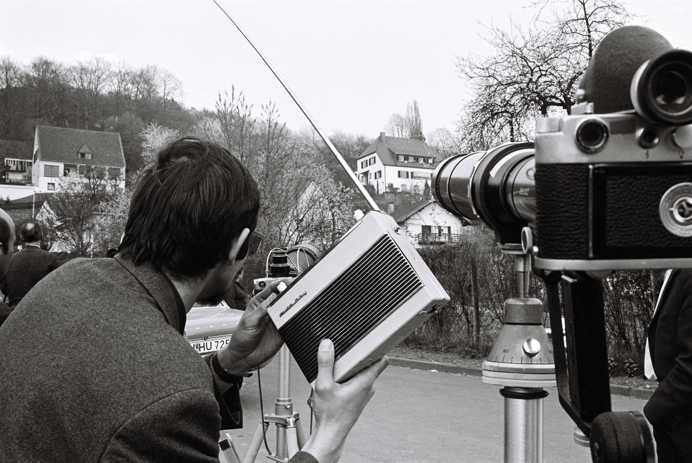 Schwarz-weiß-Fotografie aus dem Jahr 1967 einen Fotografen mit Radio vor dem Haus des kranken Altbundeskanzlers Konrad Adenauer.