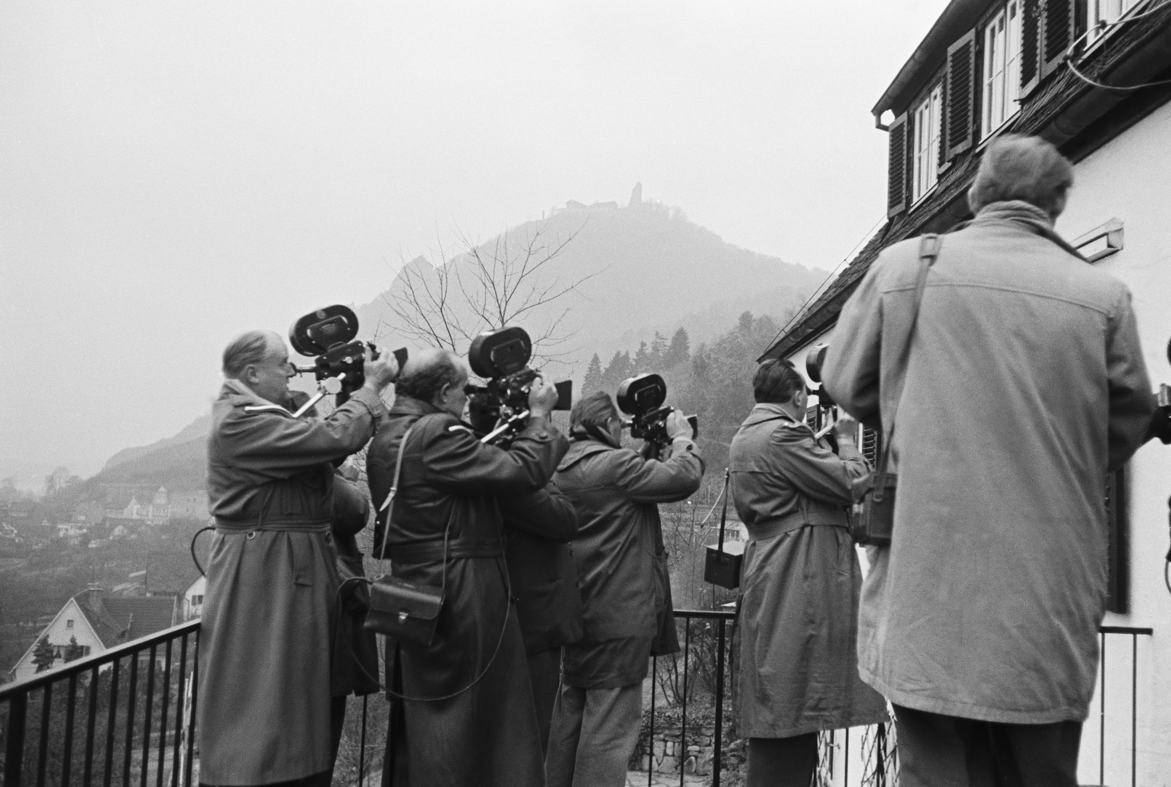 Schwarz-weiß-Fotografie aus dem Jahr 1955 zeigt Filmjournalisten vor dem Privathaus von Konrad Adenauer.