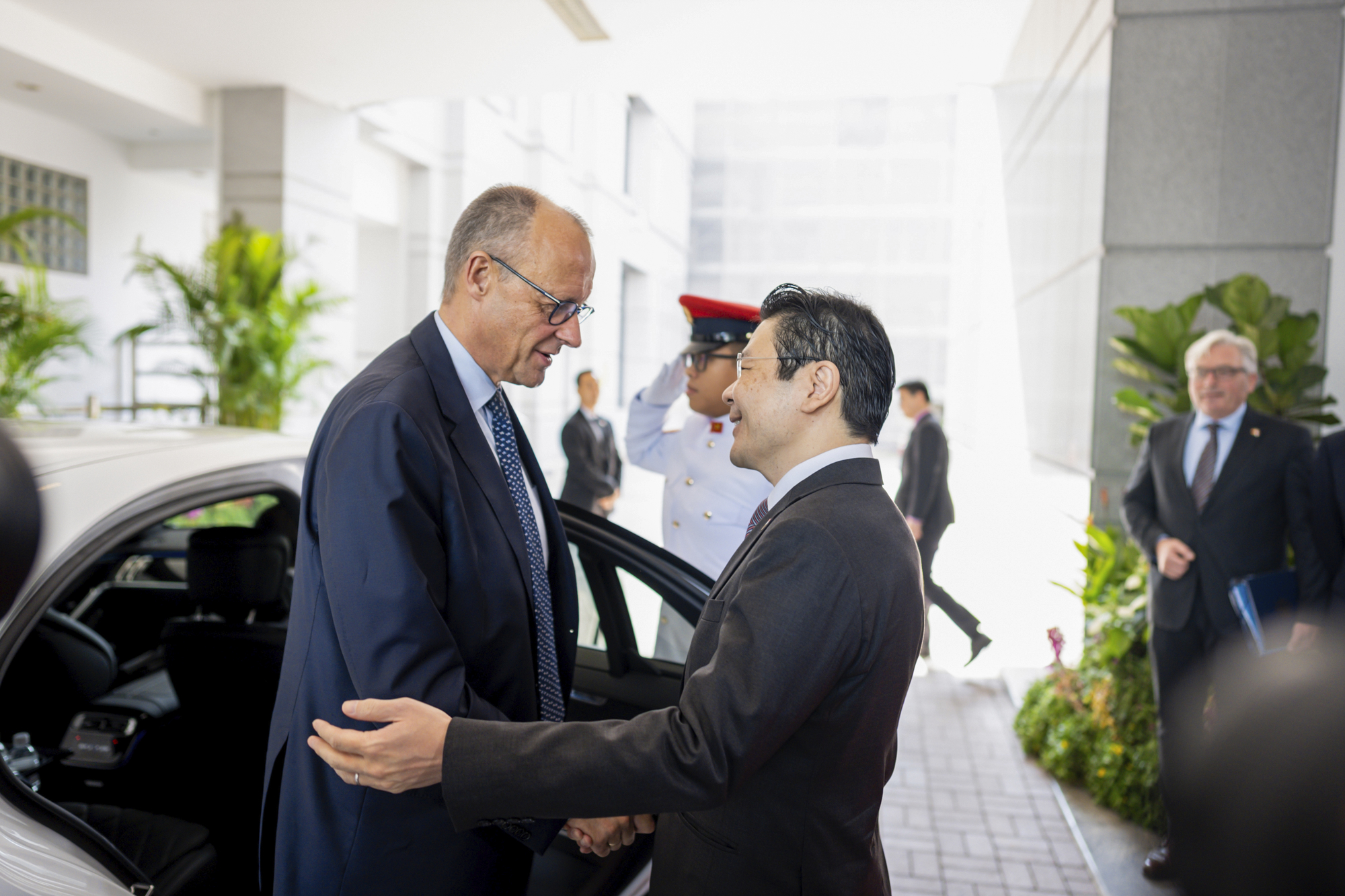 Bundeskanzler Friedrich Merz und Lawrence Wong, Premierminister von Singapur, schütteln sich die Hände.