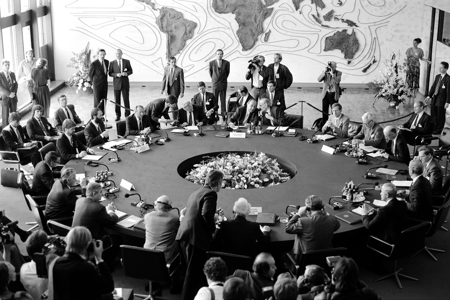 Auf dem Foto zu sehen ist das erste Treffen, die erste Runde der Zwei-plus-Vier-Gespräche in Bonn 1990.
