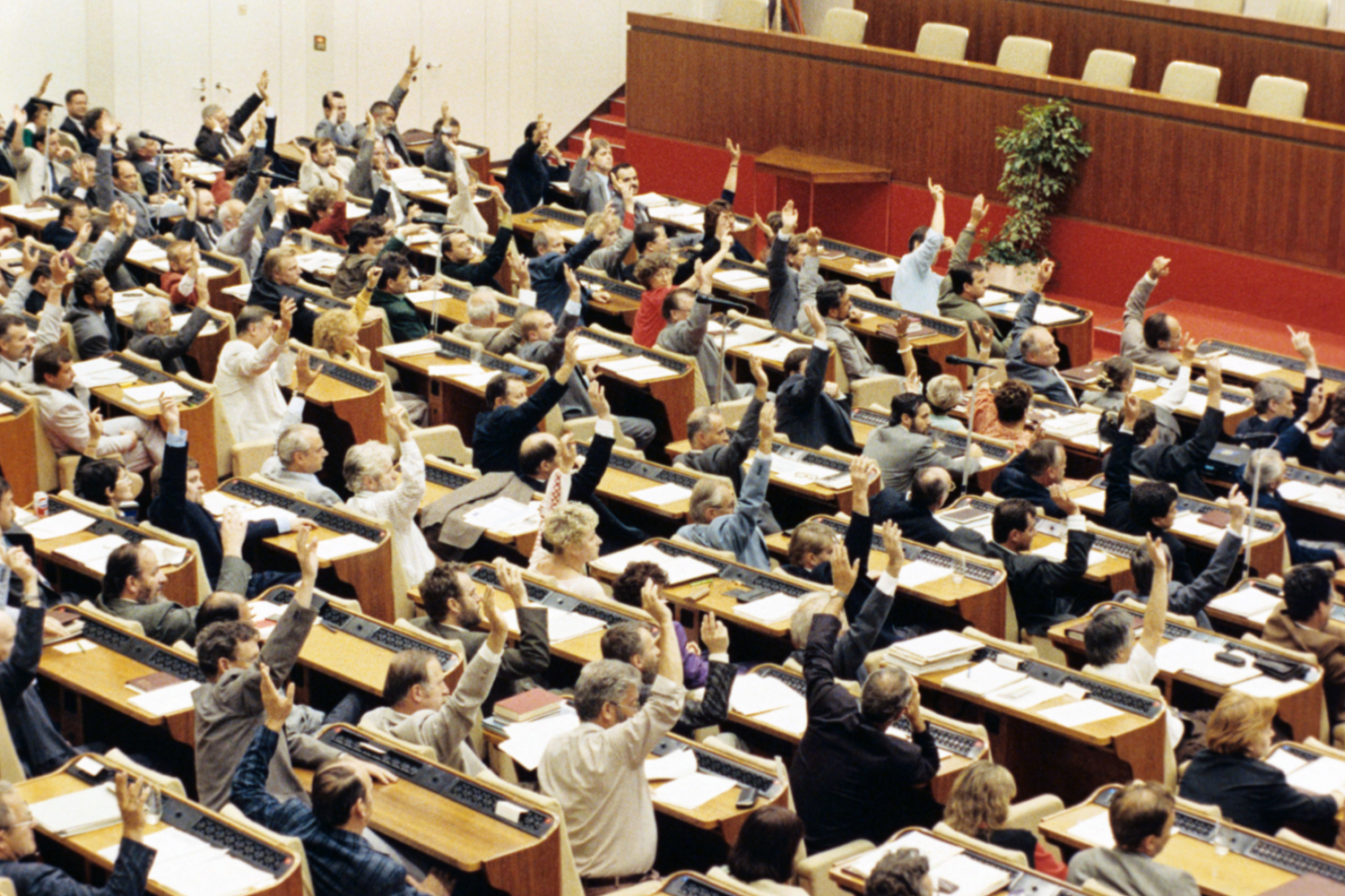 Auf dem Foto zu sehen sind Abgeordnete der Volkskammer während der Abstimmung zum Beitritt der DDR zur BRD.