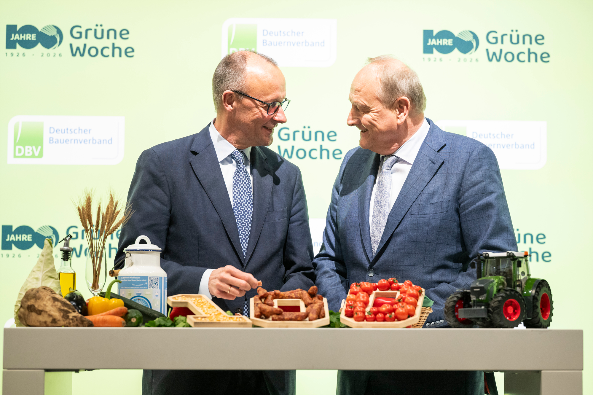 Das Foto zeigt Bundeskanzler Friedrich Merz beim Rundgang über die Grüne Woche mit Joachim Rukwied..
