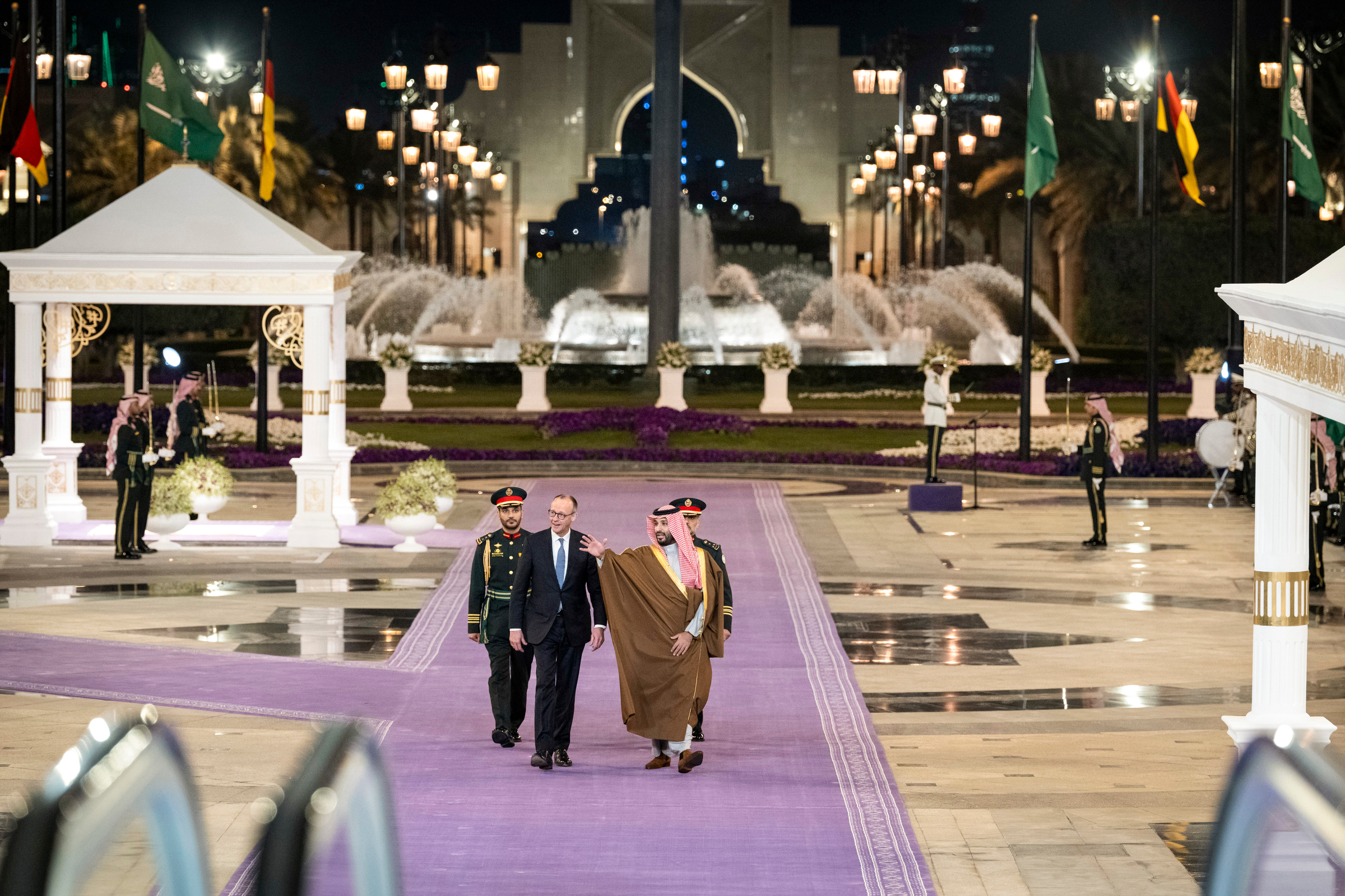 Das Foto zeigt Bundeskanzler Friedrich Merz bei der Begrüßung mit Mohammed bin Salman bin Abdulaziz Al Saud, Kronprinz von Saudi-Arabien.