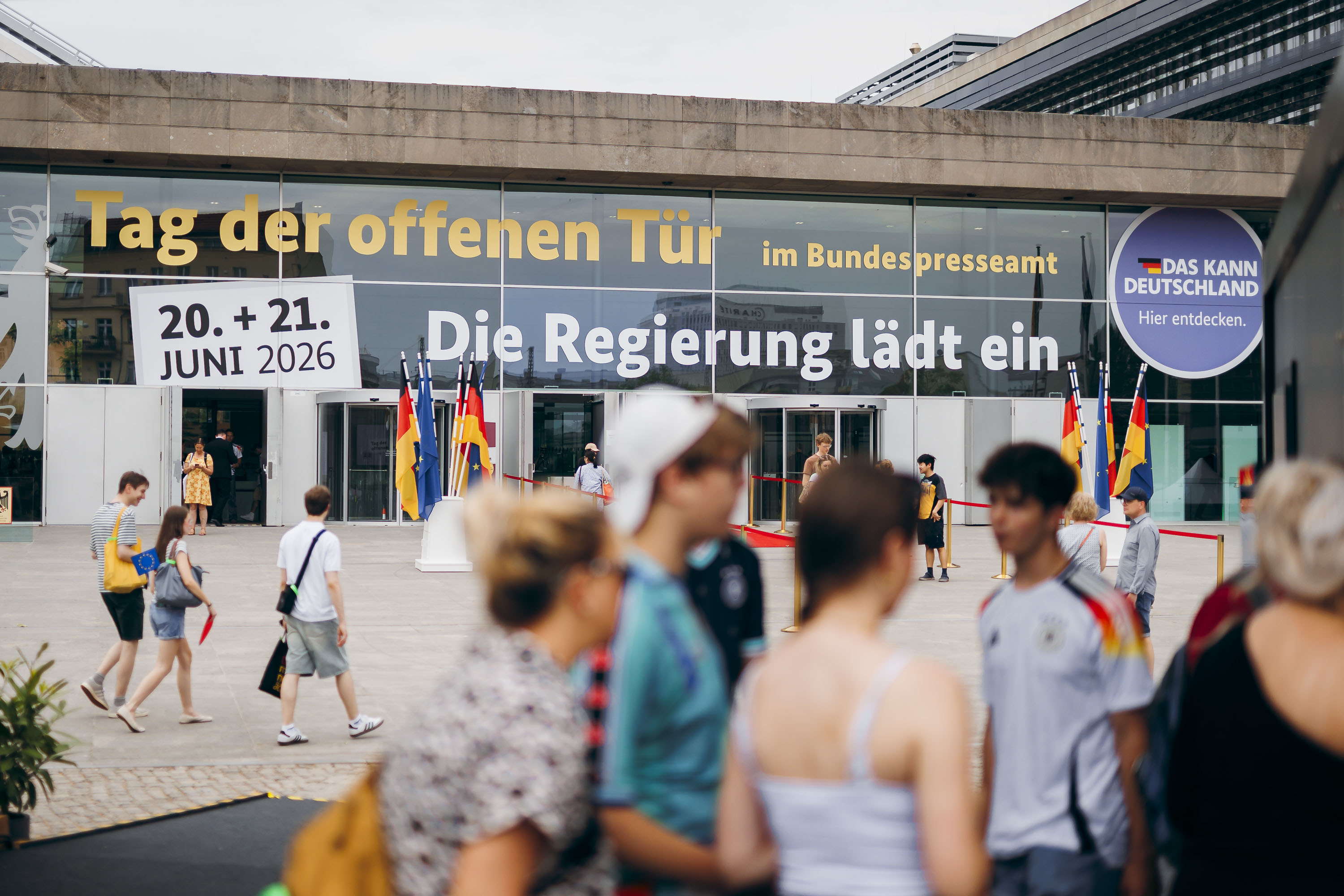 Besucherinnen und Besucher beim Tag der offenen Tür im Bundespresseamt.