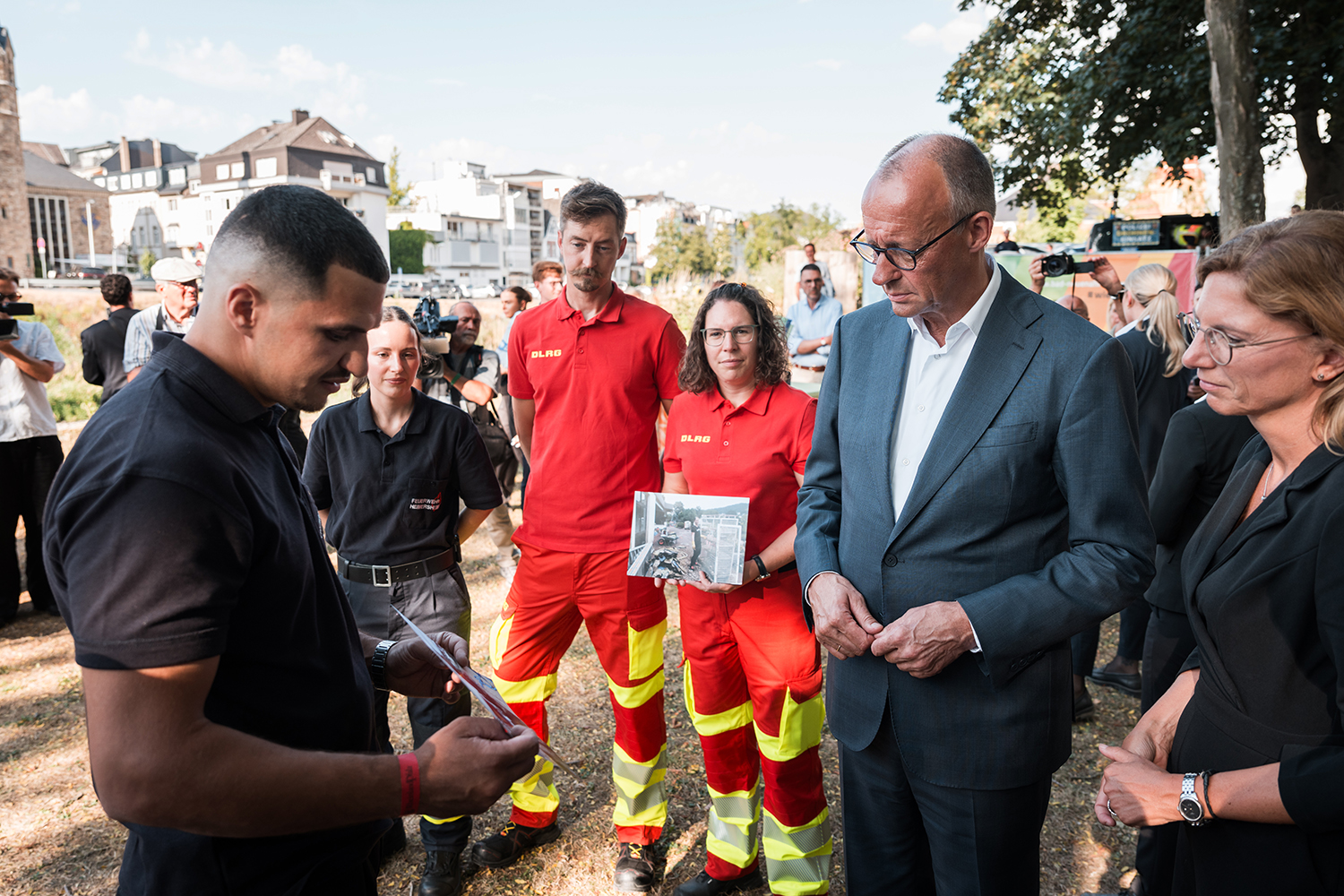 Bundeskanzler Merz im Gespräch mit Ehrenamtlichen.