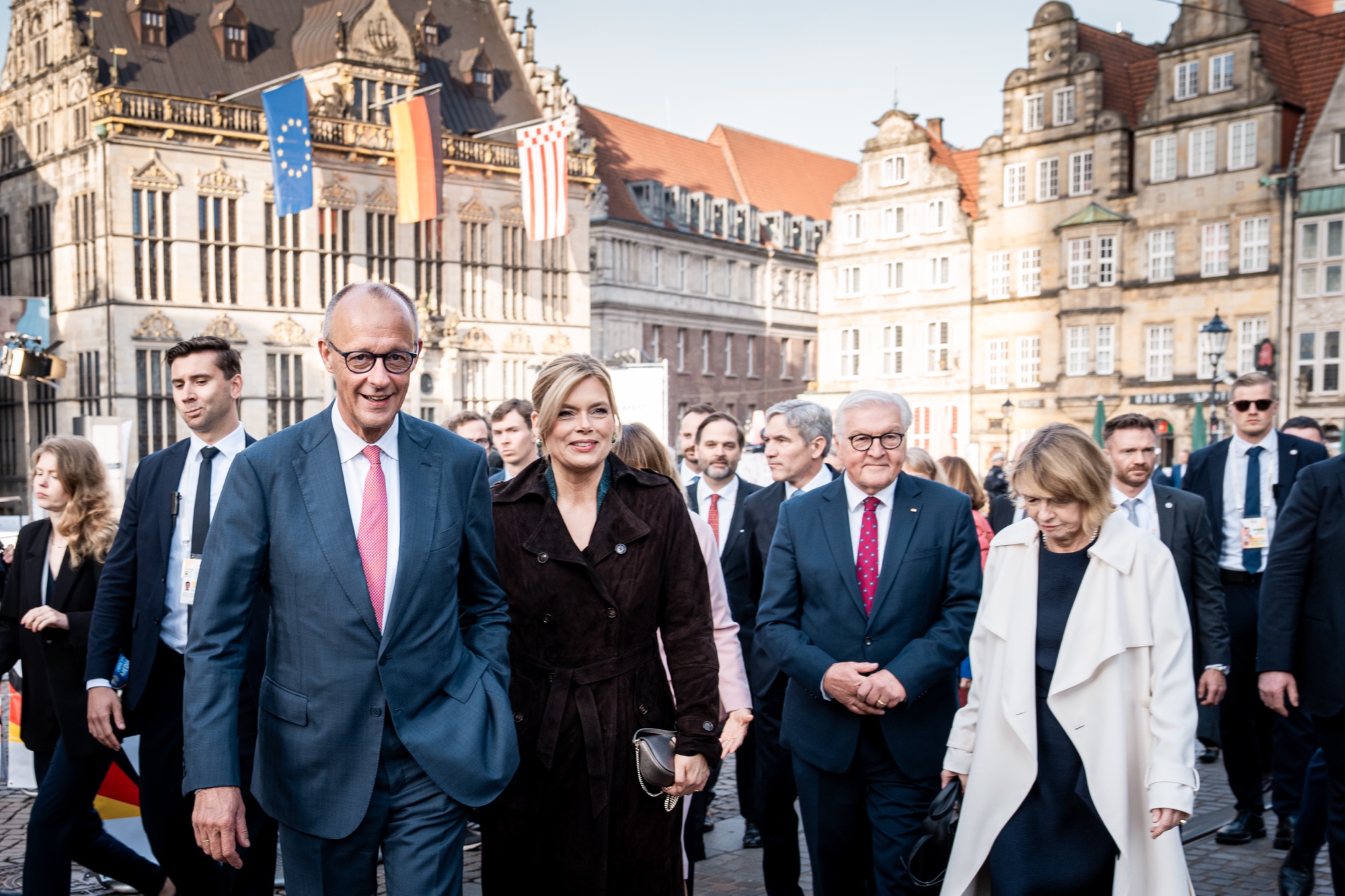 Bundeskanzler Merz und Ehefrau Charlotte auf dem Bremer Marktplatz.