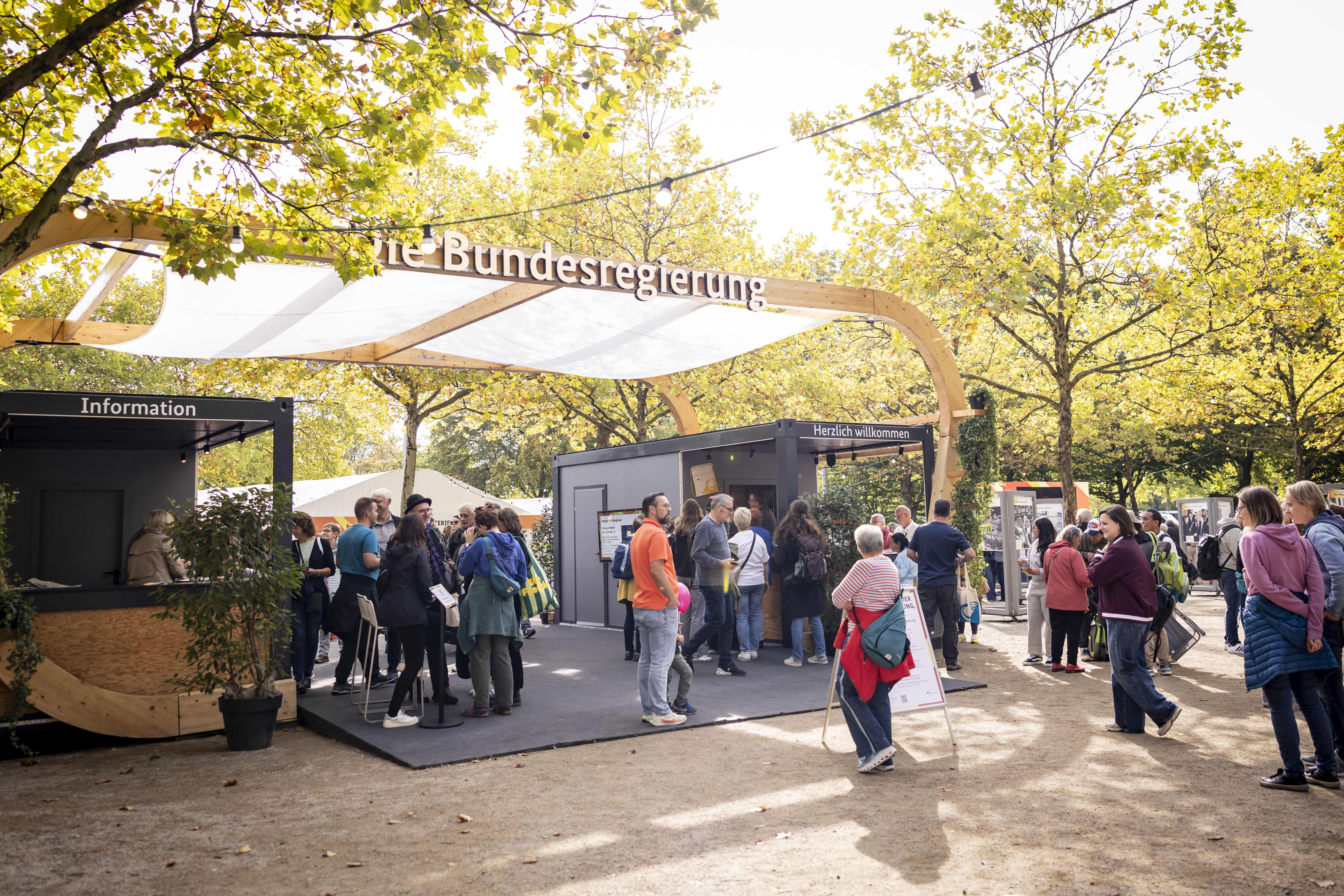 Bürgerinnen und Bürger beim Infostand der Bundesregierung