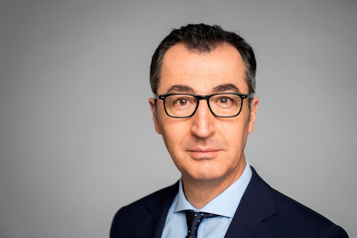 Cem Özdemir ist geschäfts-führender Bundes-Minister für Ernährung und Landwirtschaft und geschäfts-führender Bundes-Minister für Bildung und Forschung
