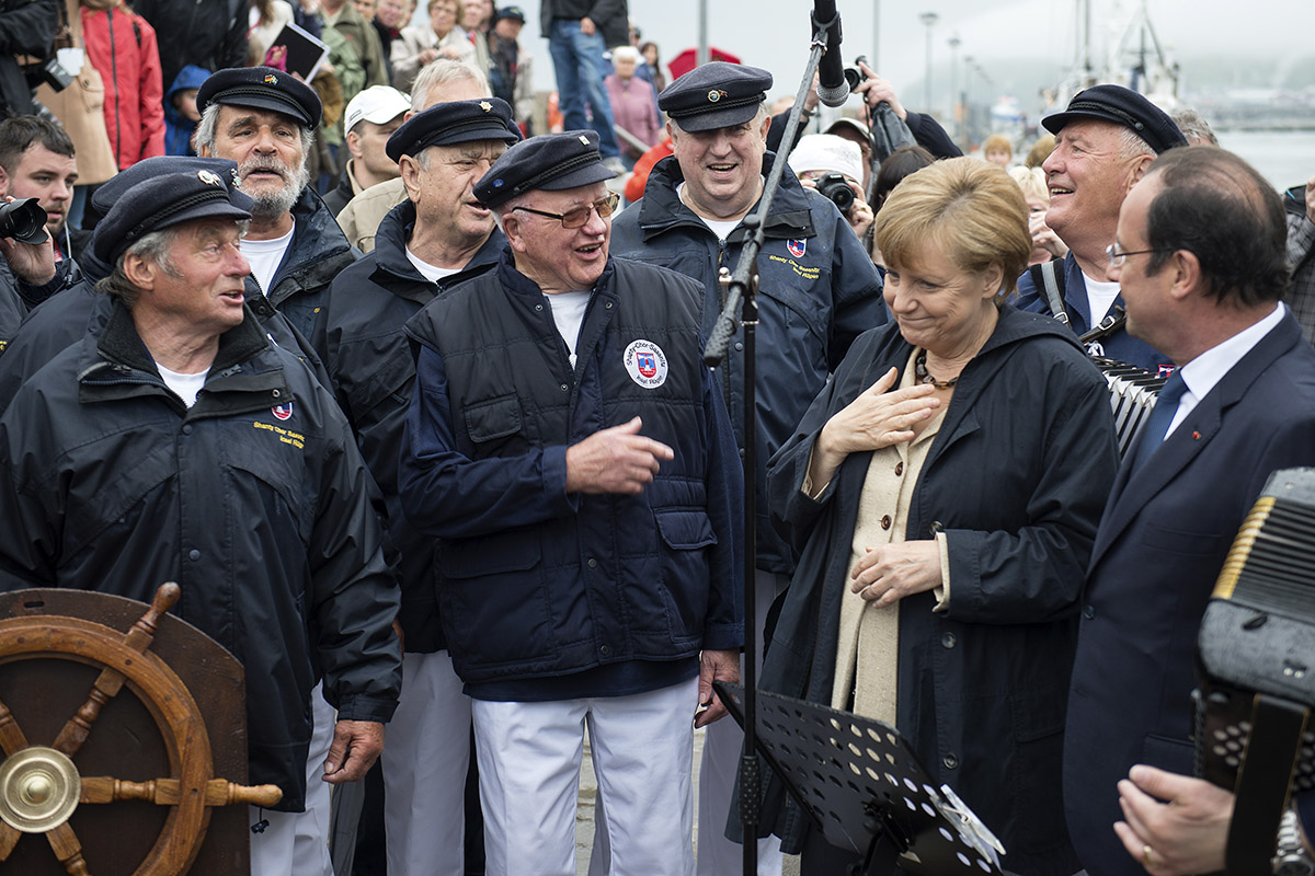 Sassnitz Shanty Choir welcomes the Chancellor and the President.