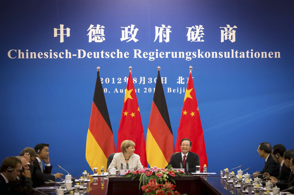 Angela Merkel and Prime Minister Wen Jiabao in front of vor deutschen und chinesischen Fahnen.
