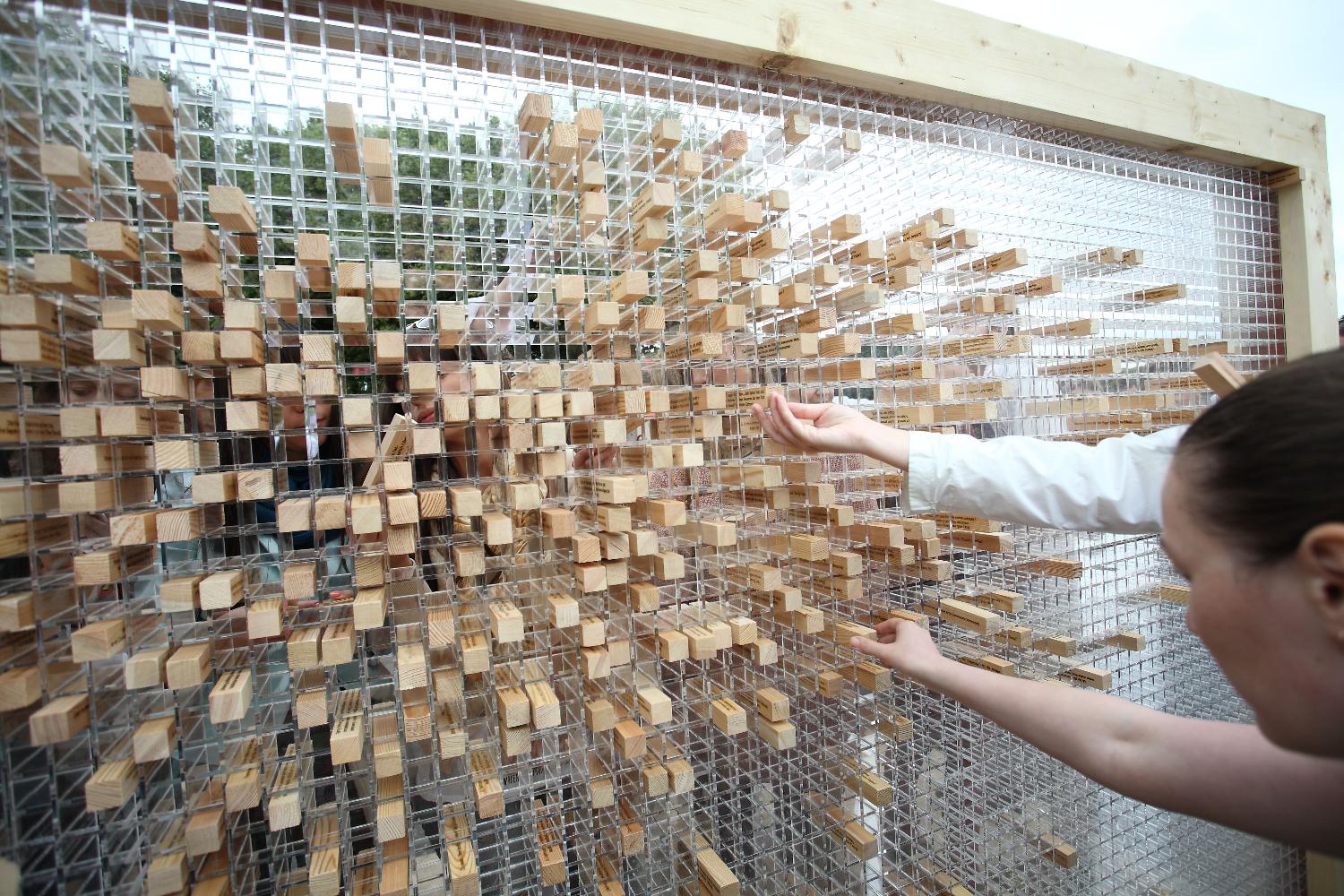 From August to November, the interactive installation "Disappearing Wall", part of the cultural programme of Germany's EU Council Presidency, symbolizes efforts to overcome borders