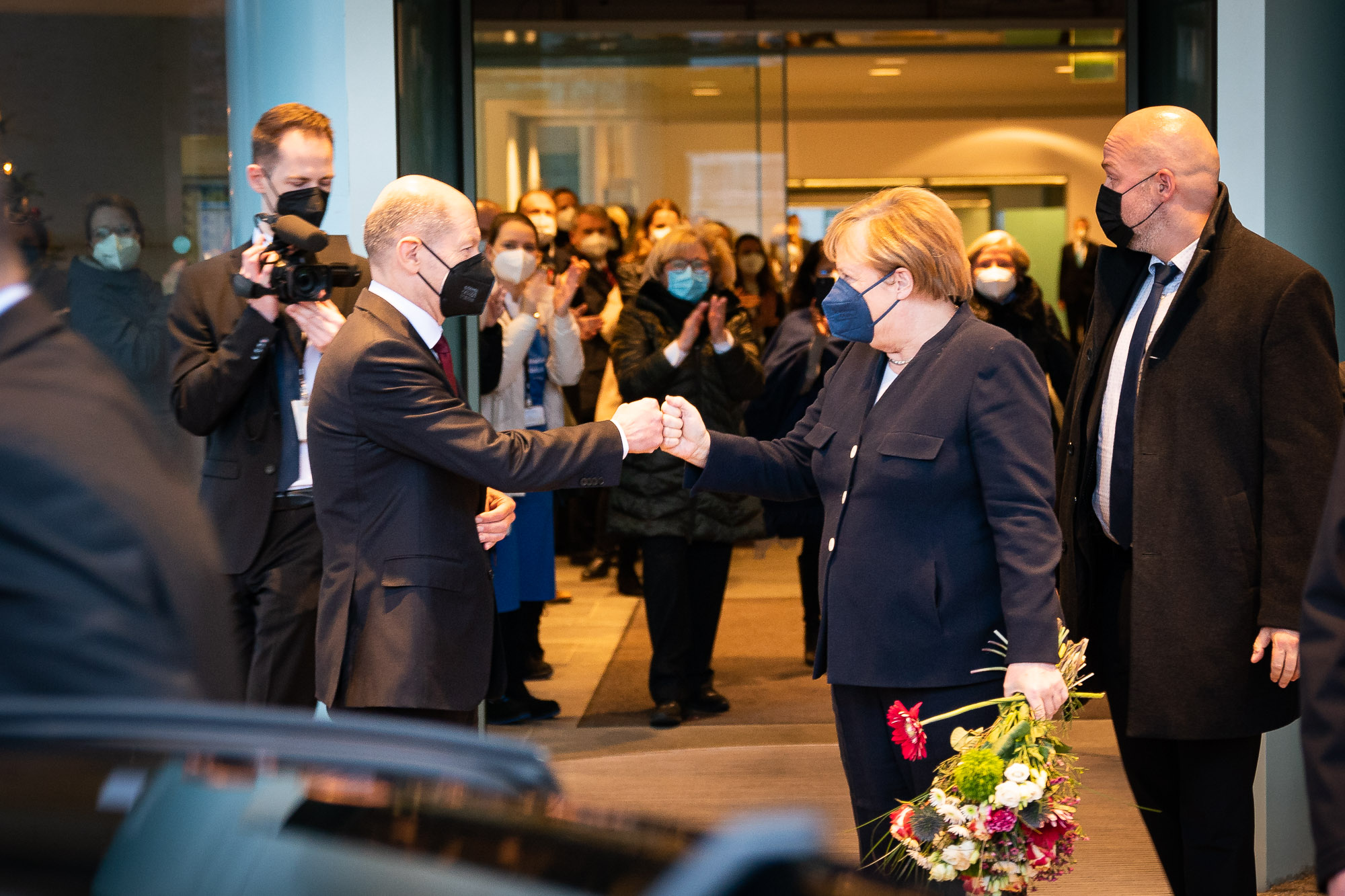 Federal Chancellor Angela Merkel takes leave of Federal Chancellor Olaf Scholz.