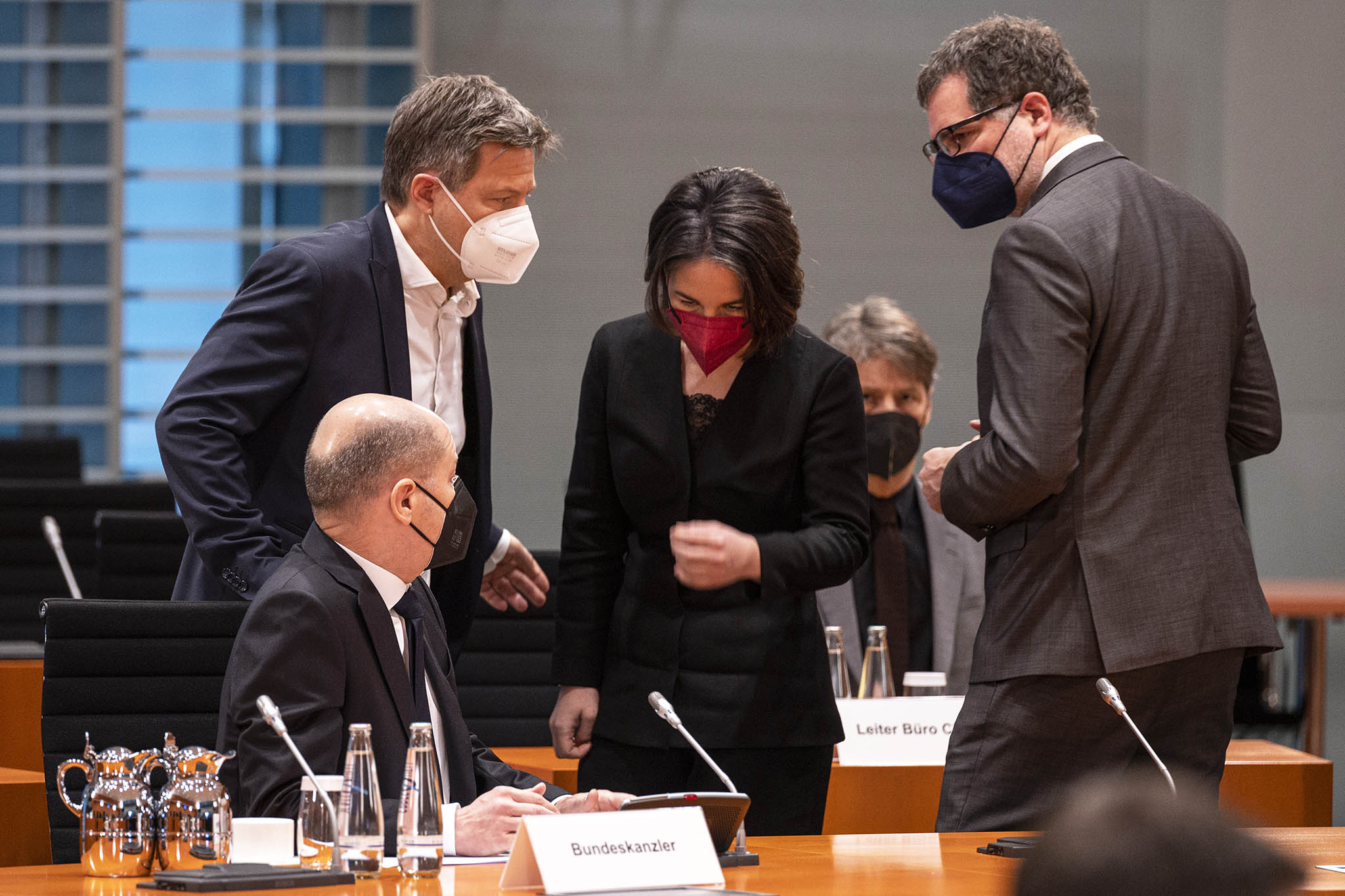 Federal Chancellor Olaf Scholz in conversation with Robert Habeck, Federal Minister for Economic Affairs and Climate Protection, Annalena Baerbock, Federal Minister for Foreign Affairs, and Marco Buschmann, Federal Minister of Justice.