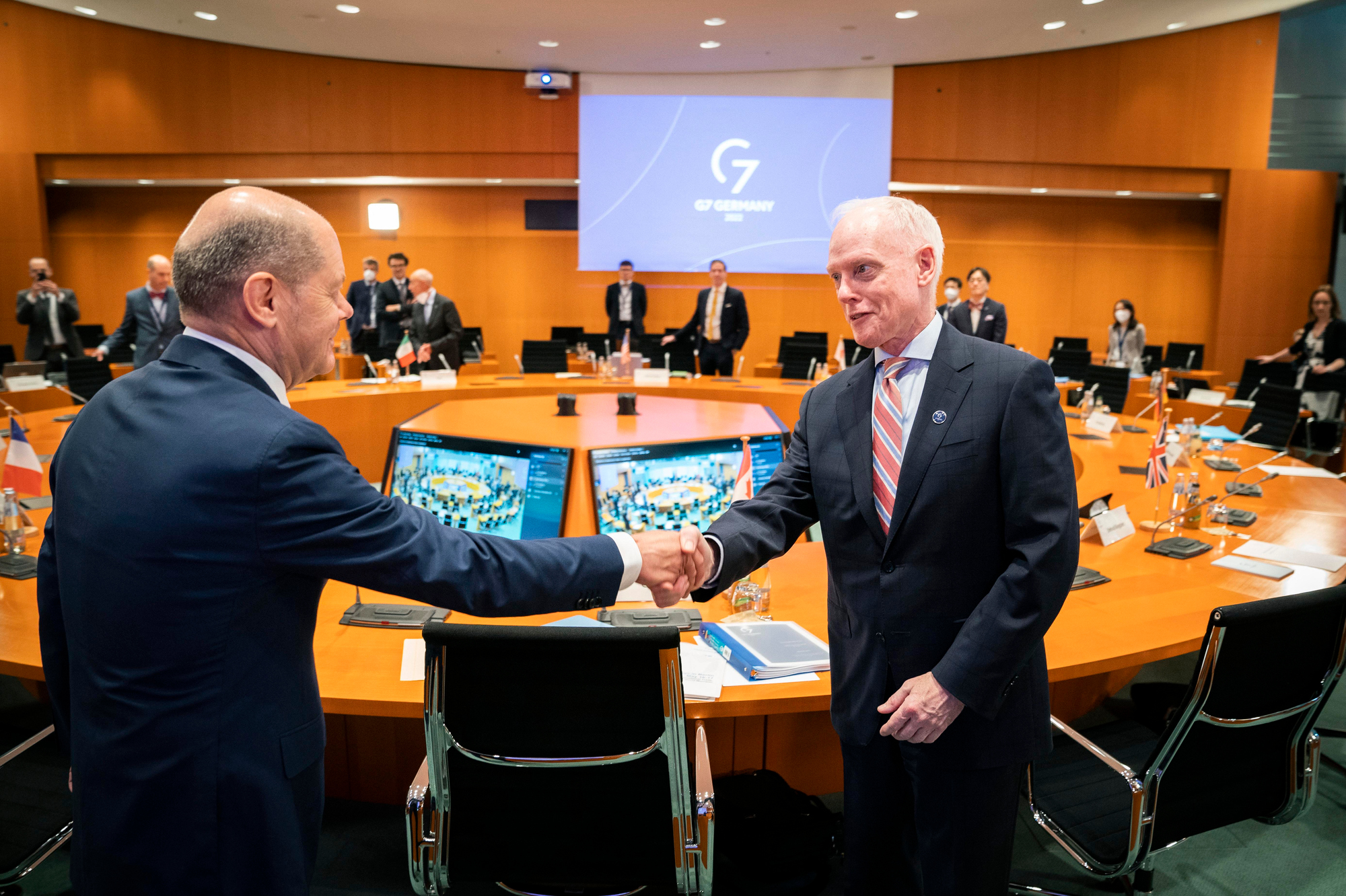Federal Chancellor Olaf Scholz welcomes the participants of the sherpa meeting at the Chancellery.