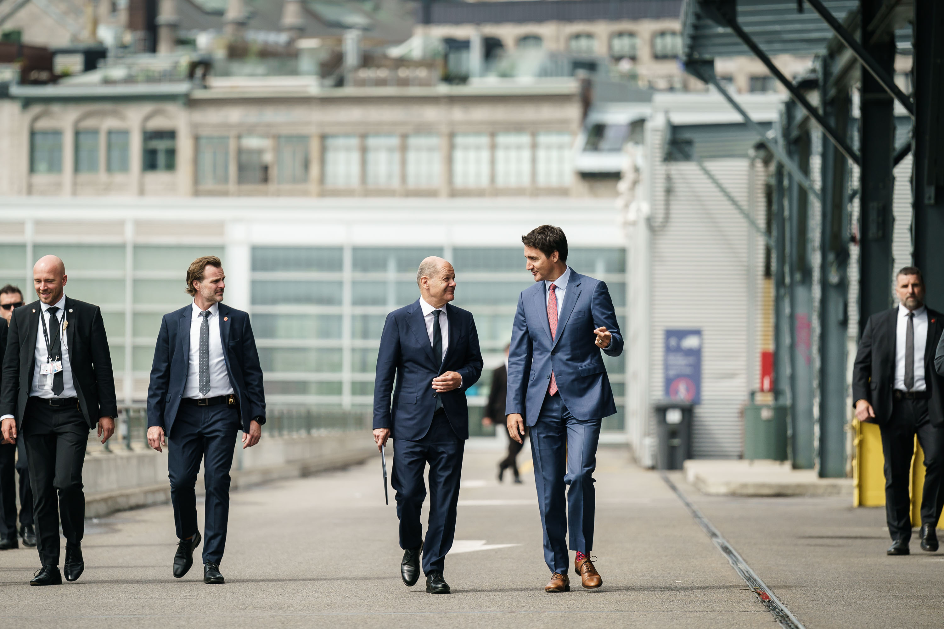 Federal Chancellor Olaf Scholz in conversation with Justin Trudeau, Canada’s Prime Minister.