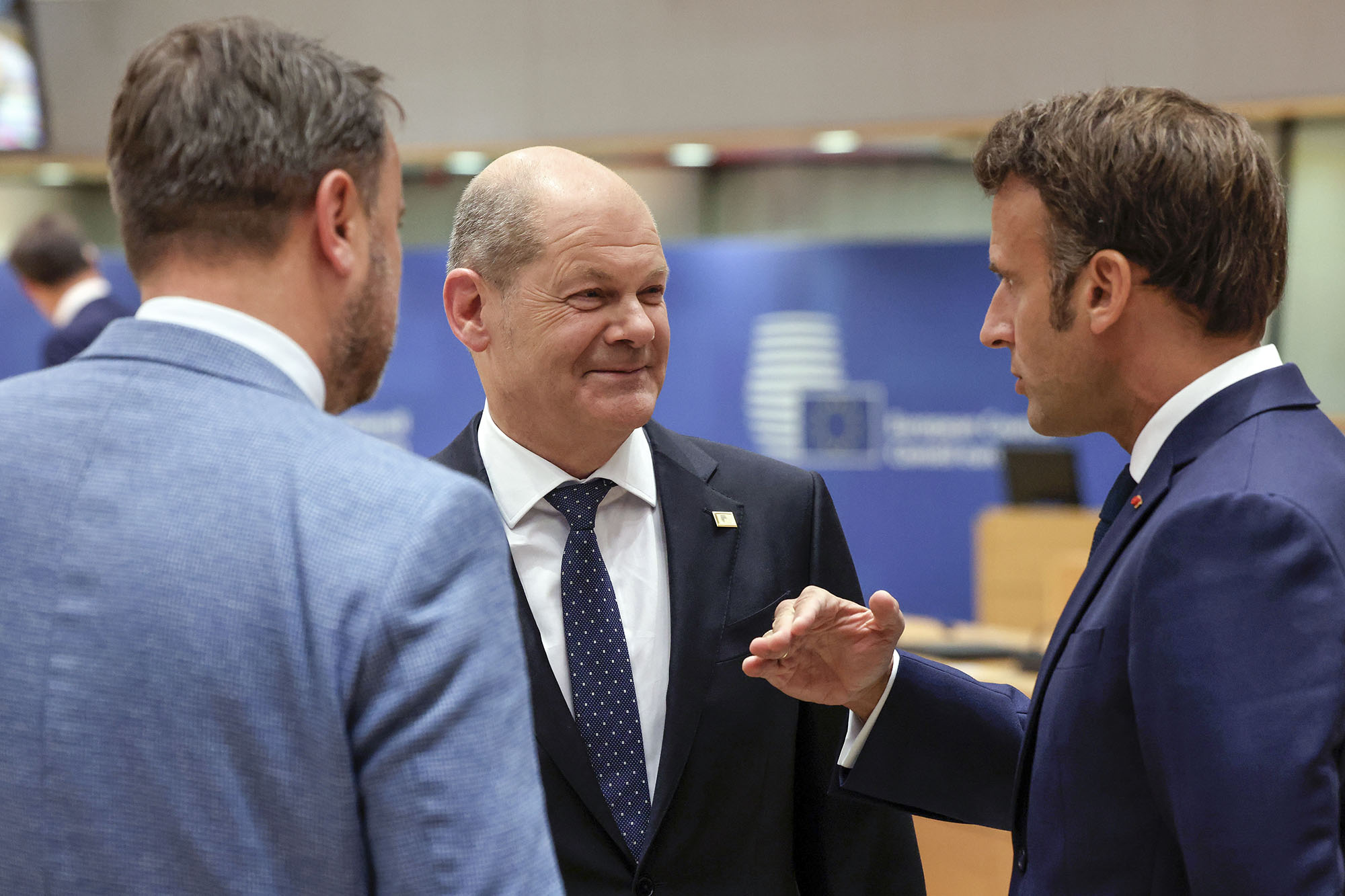Le chancelier fédéral Olaf Scholz aux côtés du président français Emmanuel Macron (à droite) et du premier ministre luxembourgeois Xavier Bettel (à gauche) lors du Conseil européen à Bruxelles