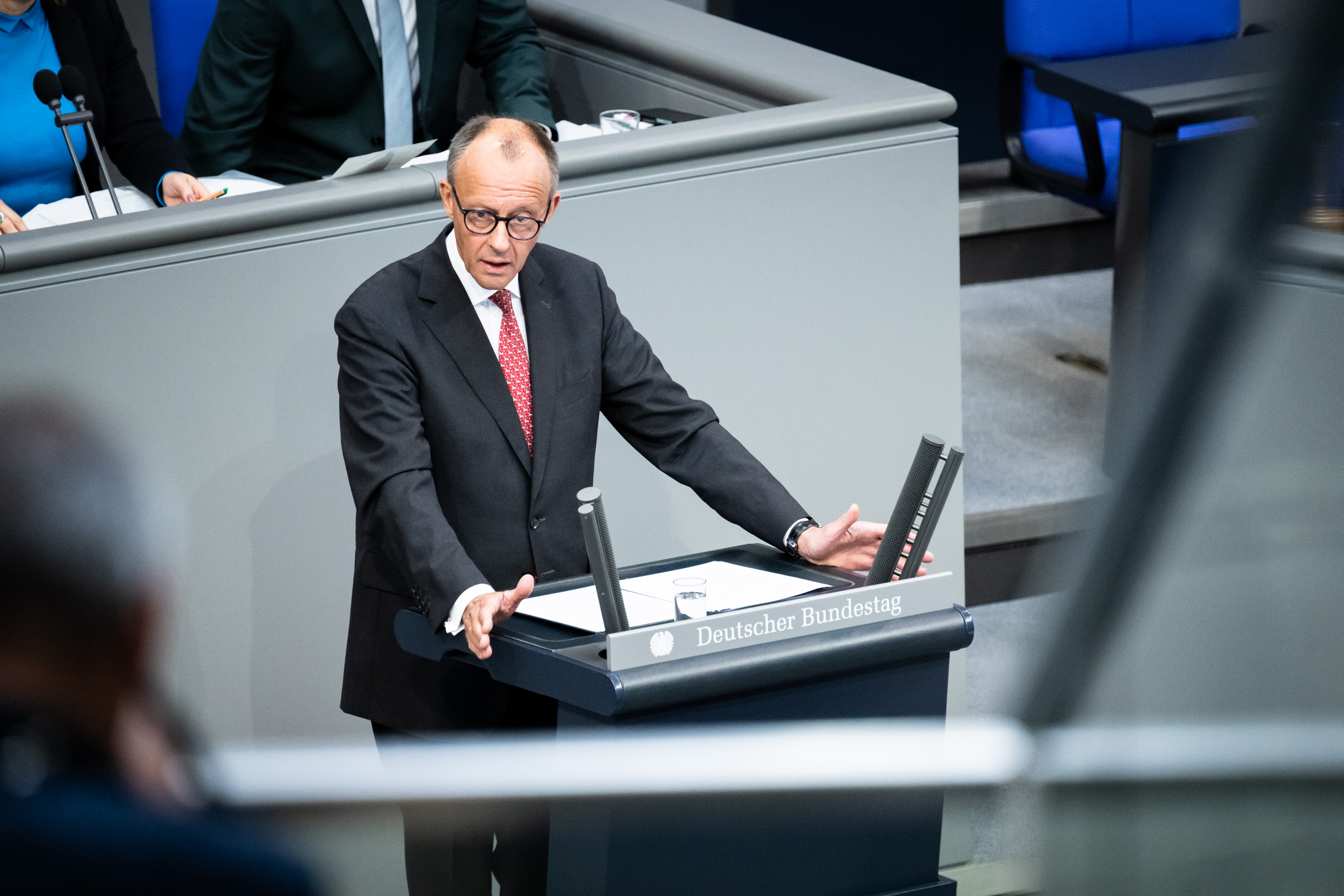 Photo montrant le chancelier à la tribune du Bundestag.
