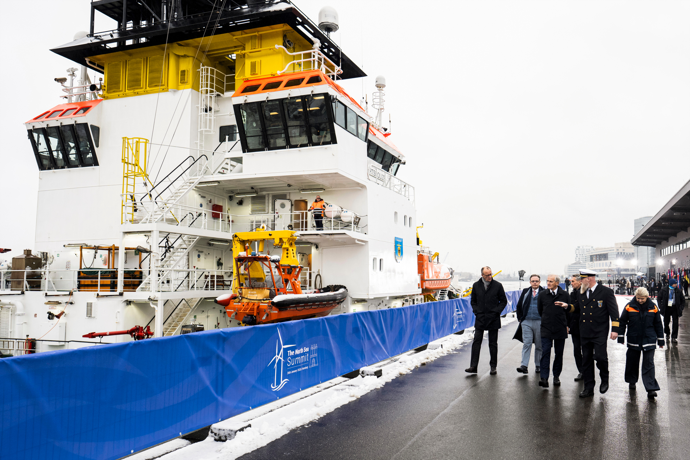 La photo montre le chancelier fédéral Friedrich Merz lors du sommet de la mer du Nord à Hambourg.