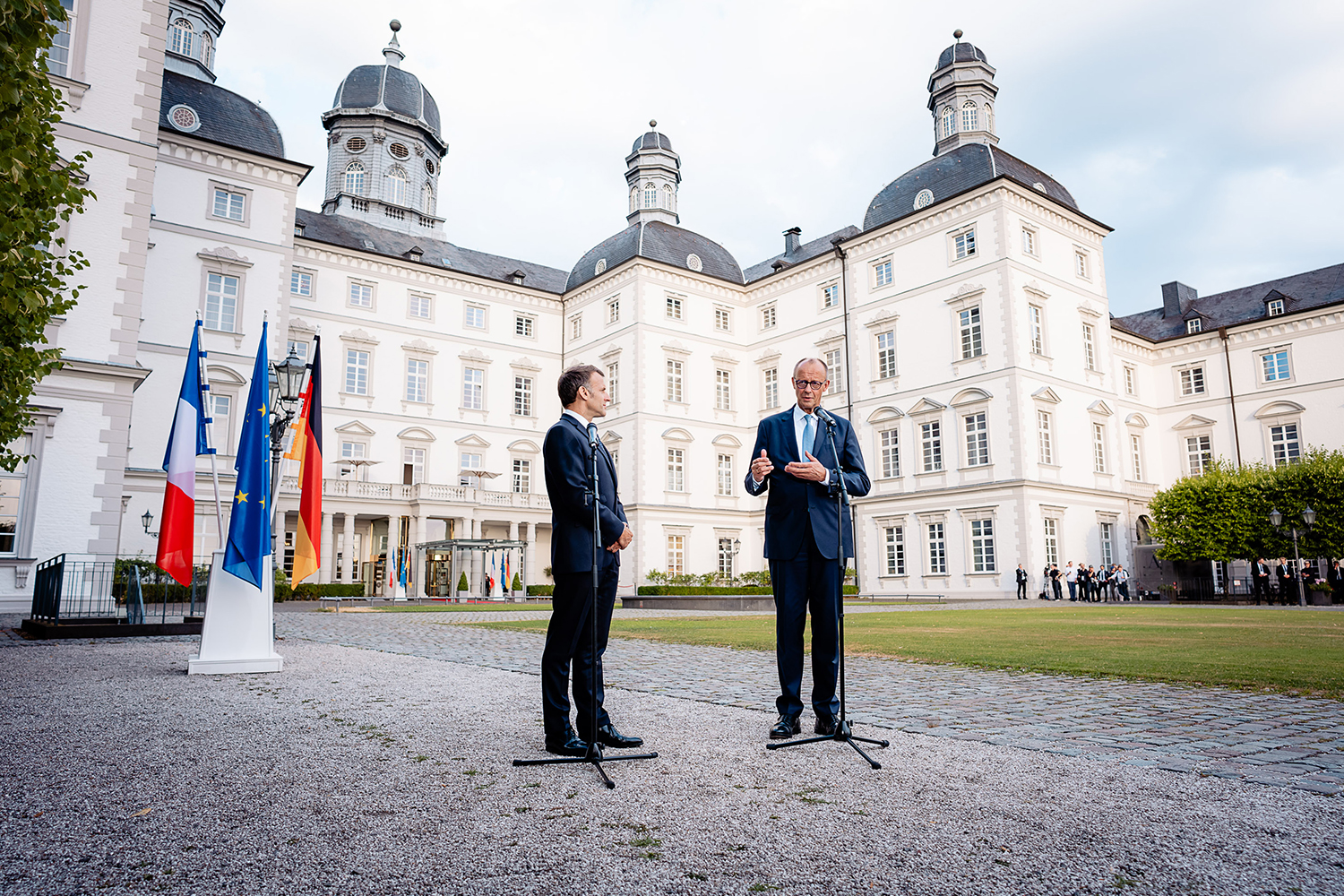 Friedrich Merz et Emmanuel Macron devant le château de Bensberg